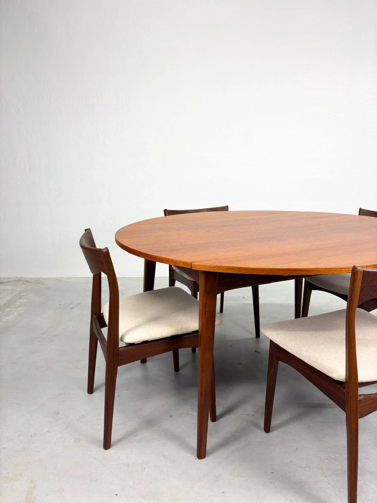 Uitschuifbare Ronde Eetkamertafel van Louis van Teeffelen (15).jpeg
