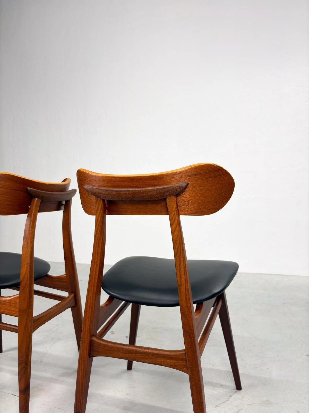 Set 'Kastrup' Eetkamerstoelen van Louis van Teeffelen (3).jpeg