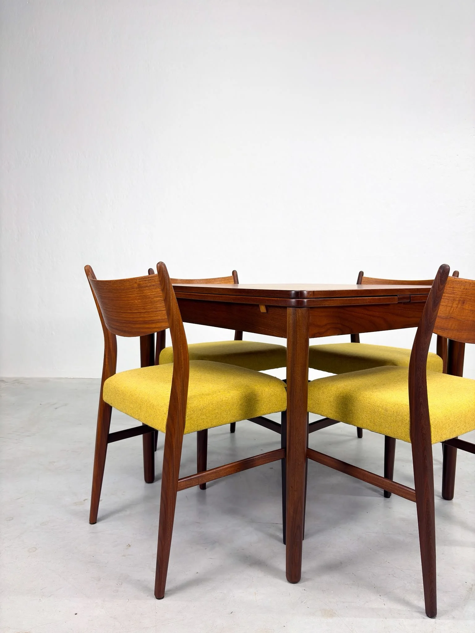 'TT24' Eetkamertafel van Cees Braakman voor Pastoe (6).jpeg