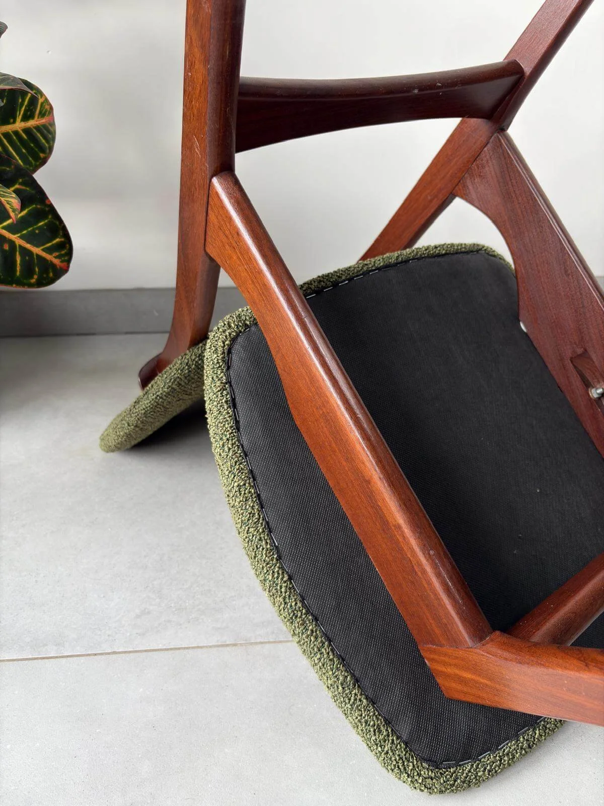 Set vintage Deens Design Eetkamerstoelen (14).jpg