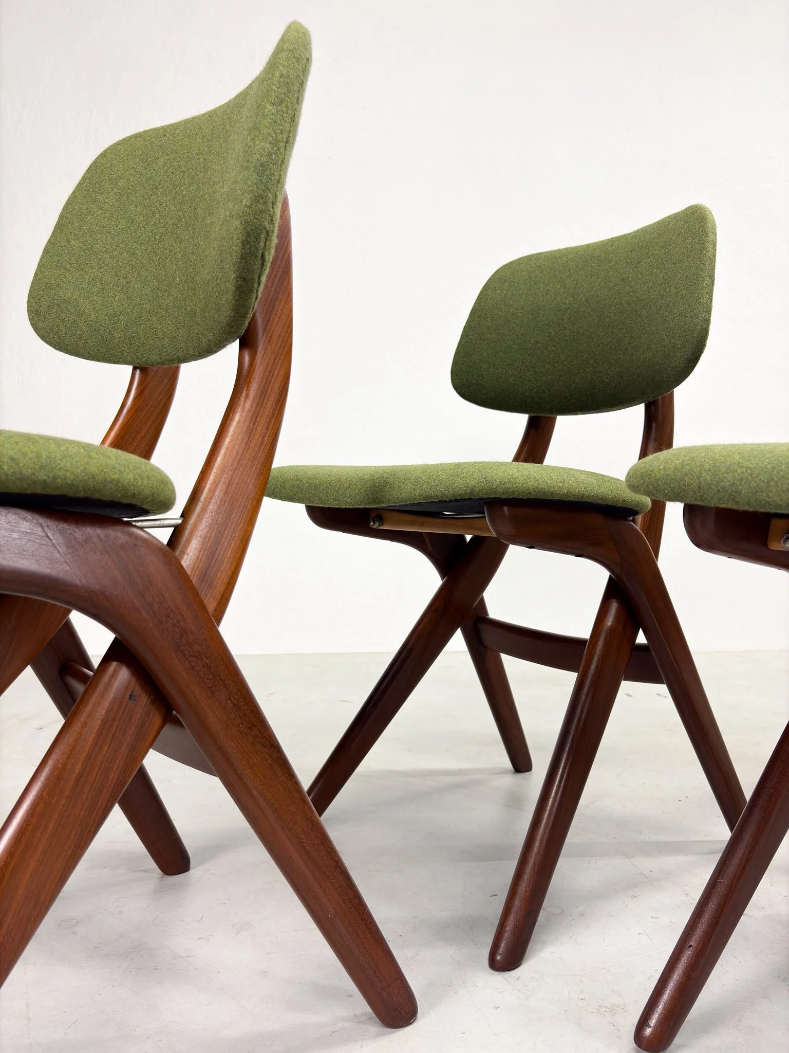 Set 'Scissor' Eetkamerstoelen van Louis van Teeffelen (4).jpeg