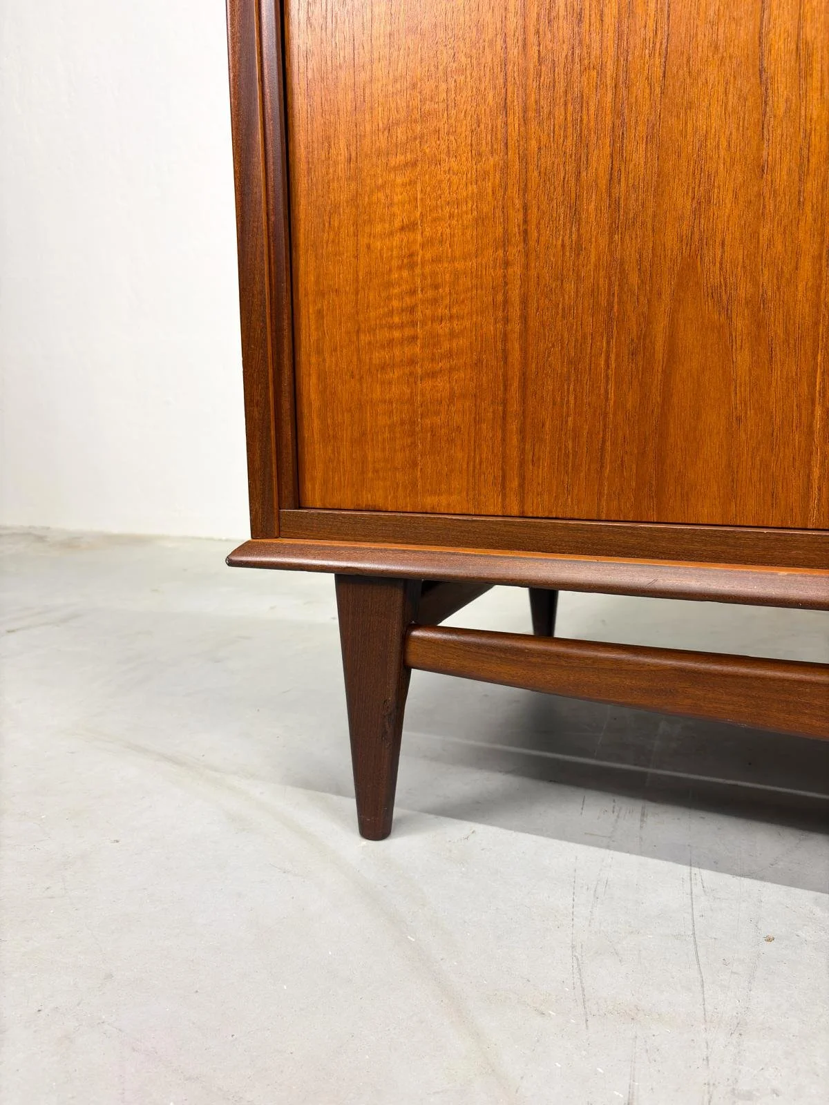 Kledingkast van Louis van Teeffelen voor Wébé (6).jpeg