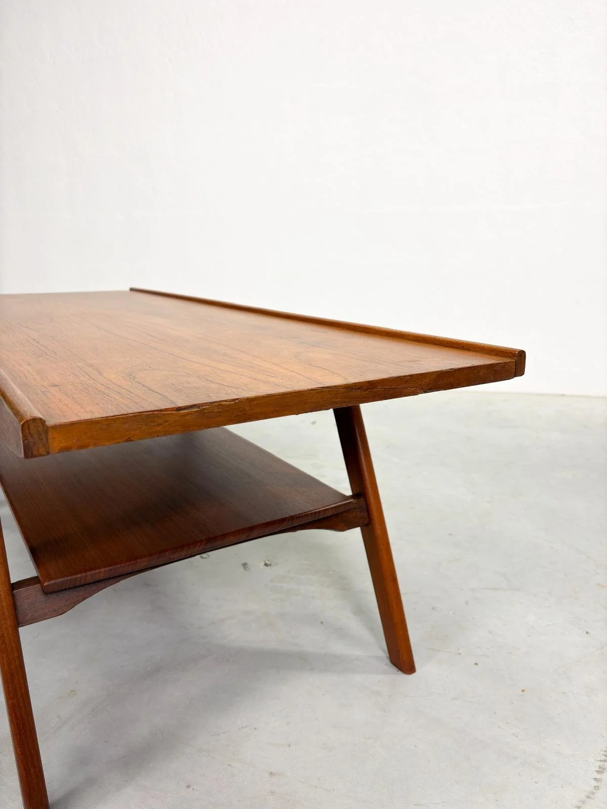 Mid-century Salontafel met Lectuurrek in Teak (13).jpeg