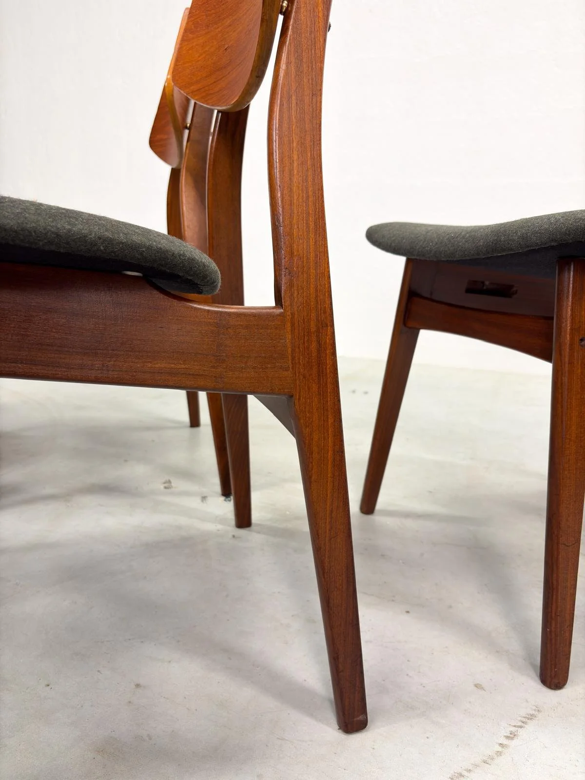 Set Mid-Century Eetkamerstoelen van Teakhout (12).jpeg
