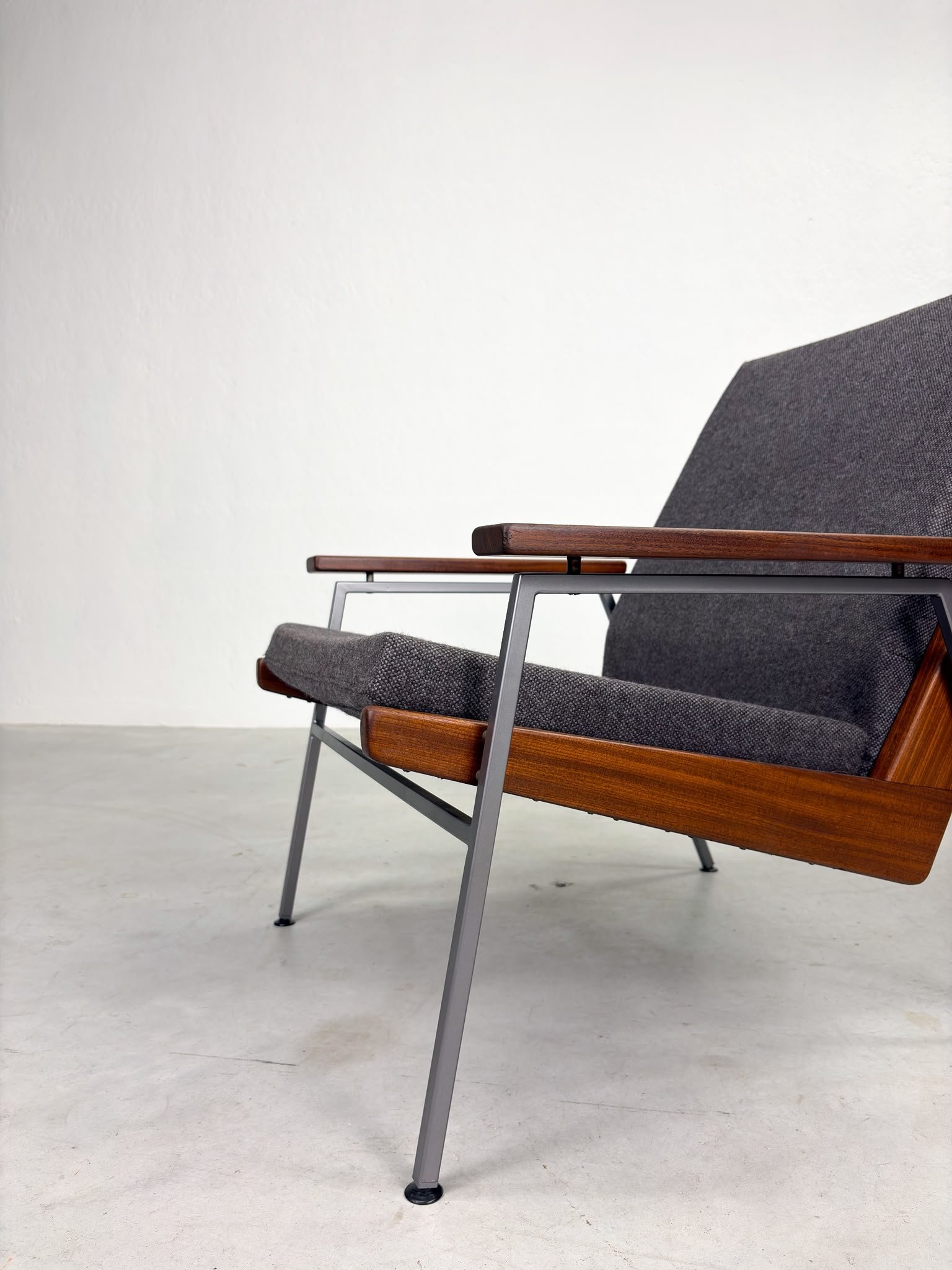 '1611 Lotus' Damesfauteuil van Rob Parry voor Gelderland (3).jpeg