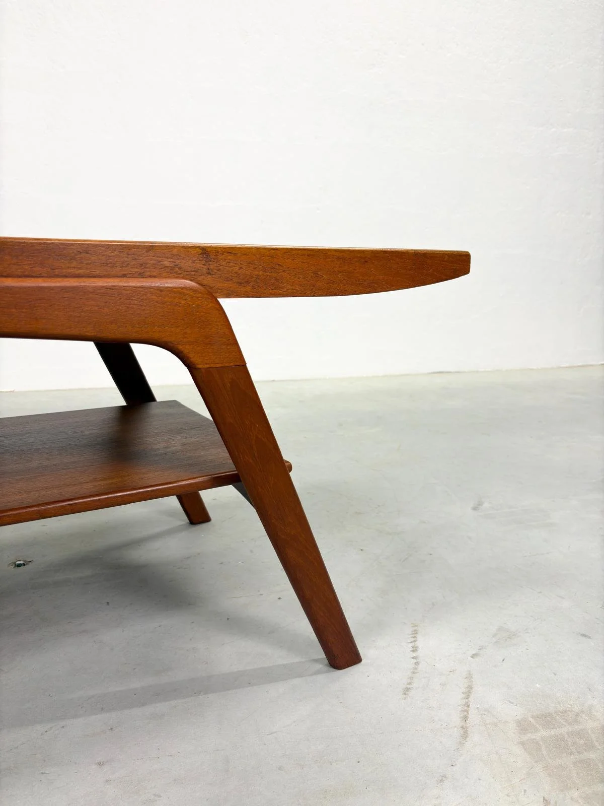 Mid-century Salontafel met Lectuurrek in Teak (7).jpeg