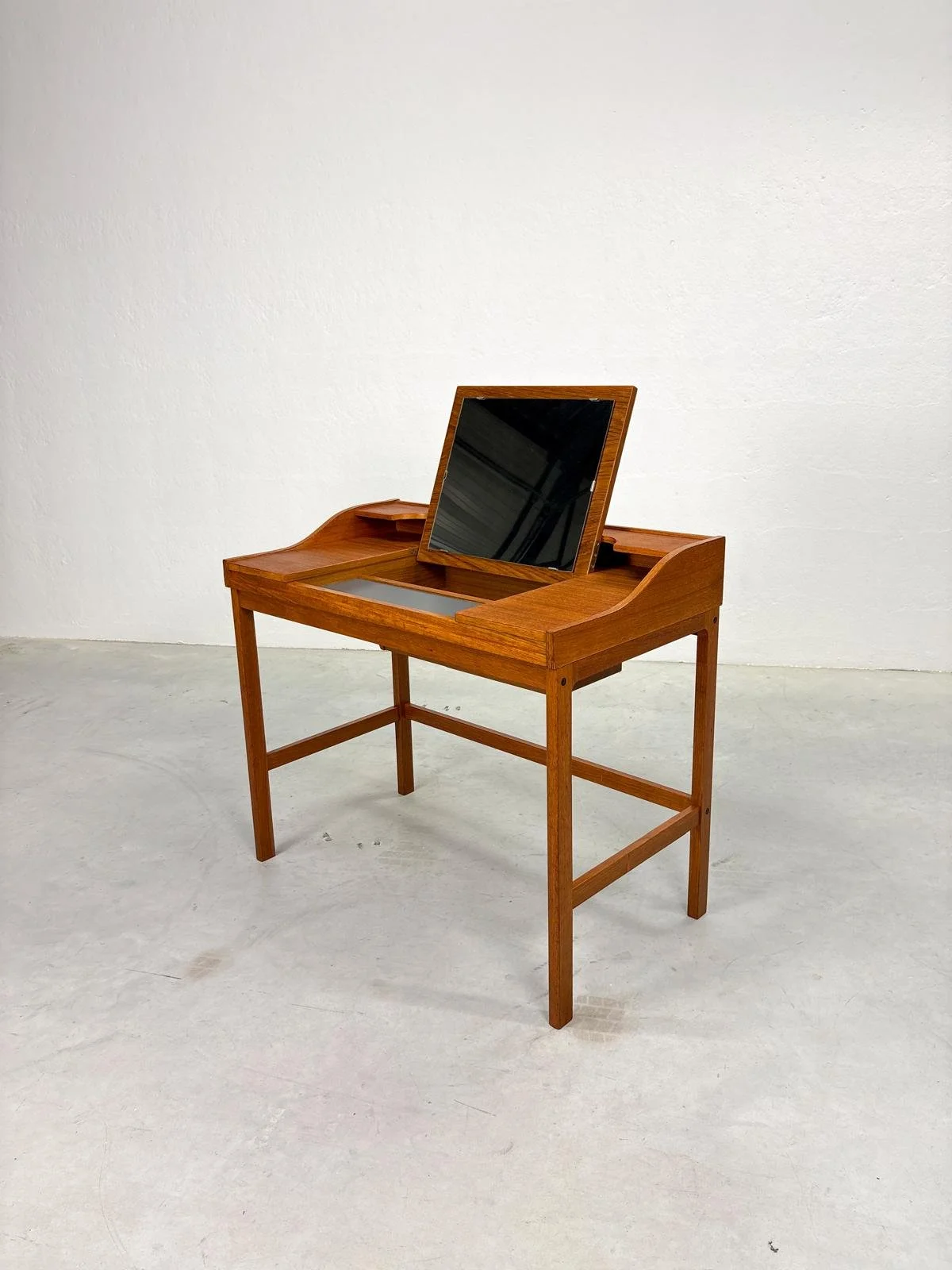 Mid-Century Teakhouten Kaptafel in Deens Design (2).jpeg