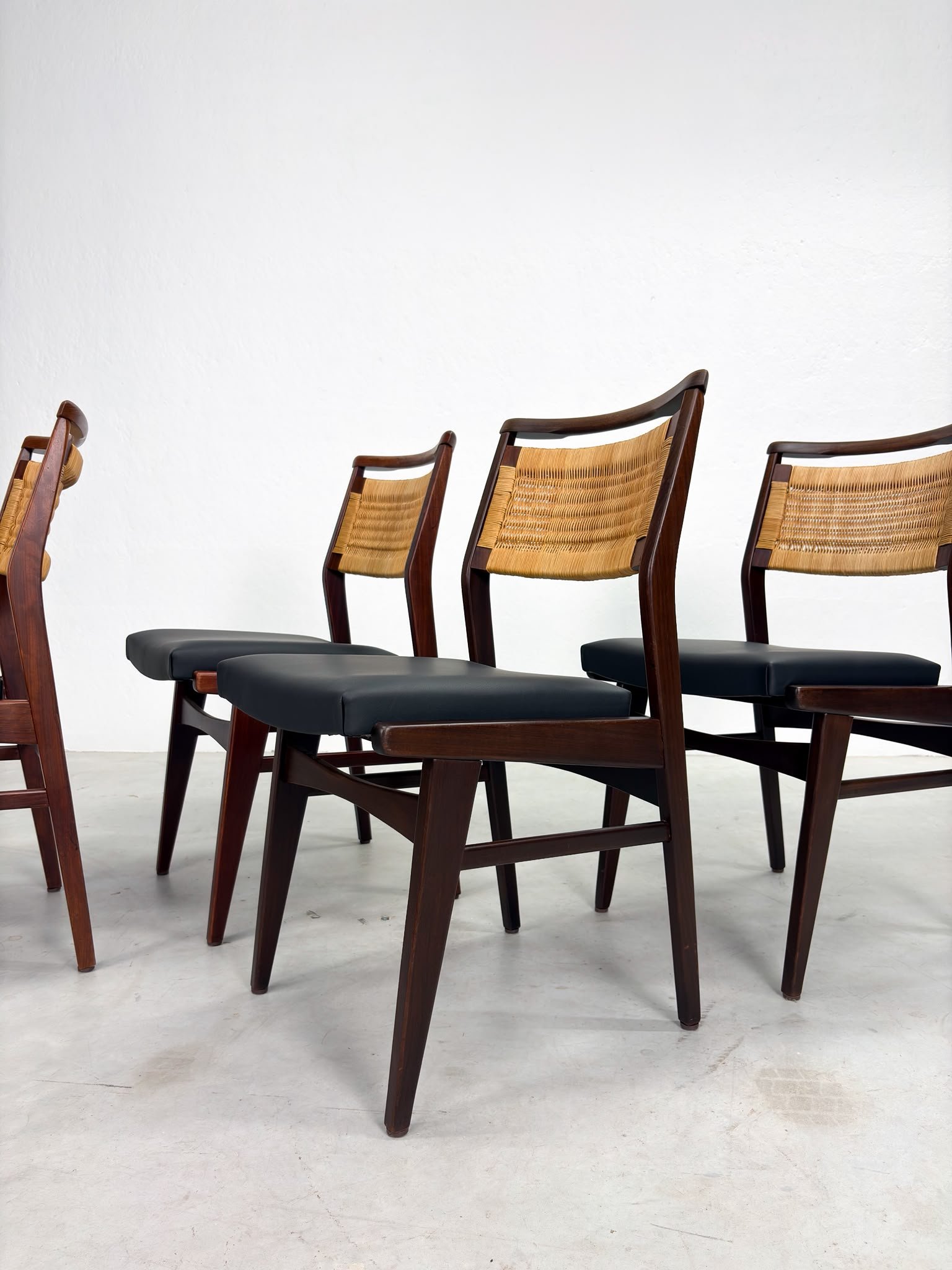 Mid-century Eetkamerstoelen met Rieten Rugleuning (1).jpeg