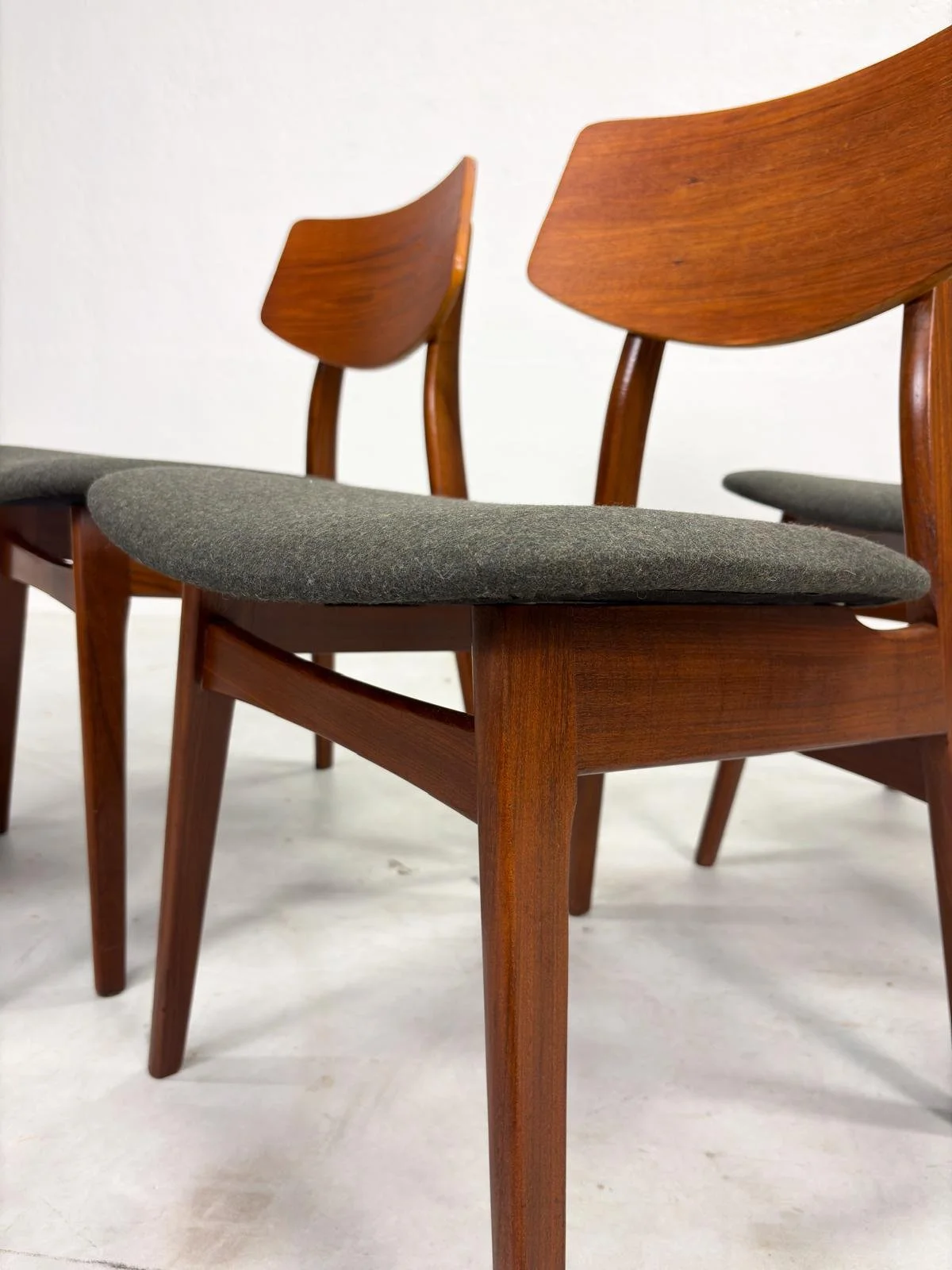 Set Mid-Century Eetkamerstoelen van Teakhout (15).jpeg