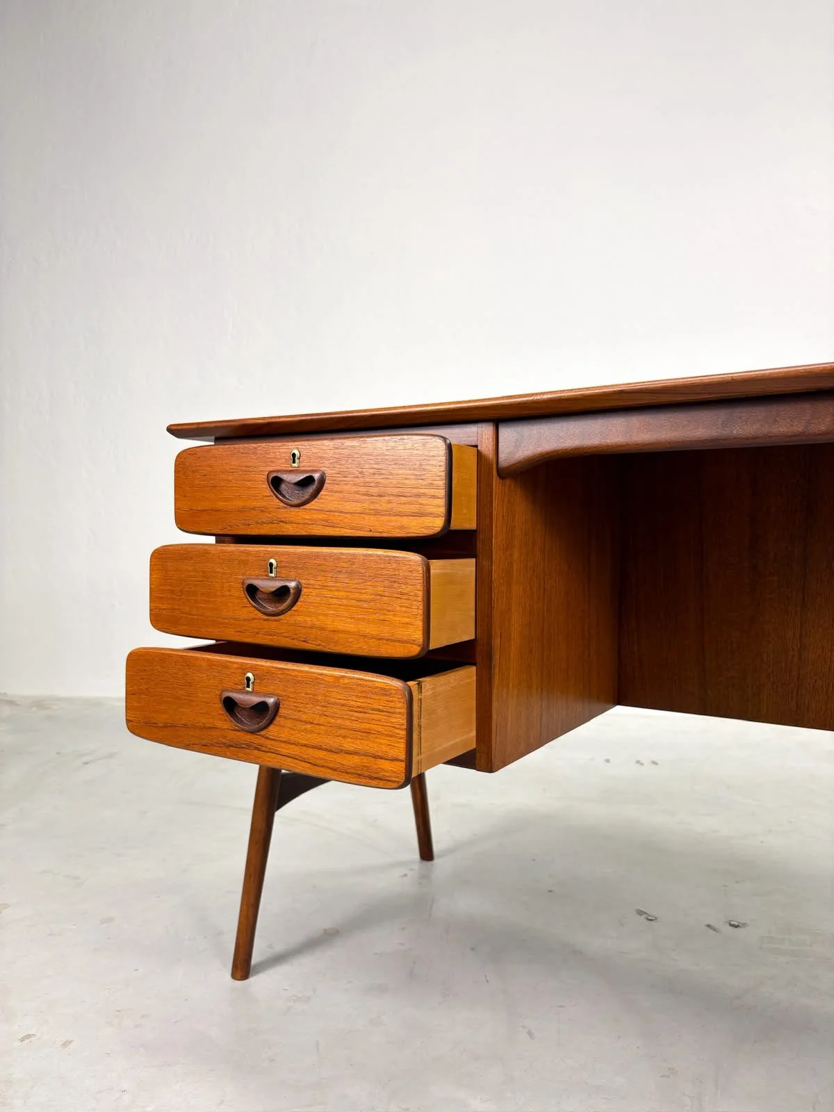 Boomerang Bureau van Louis van Teeffelen voor Wébé (2).jpeg