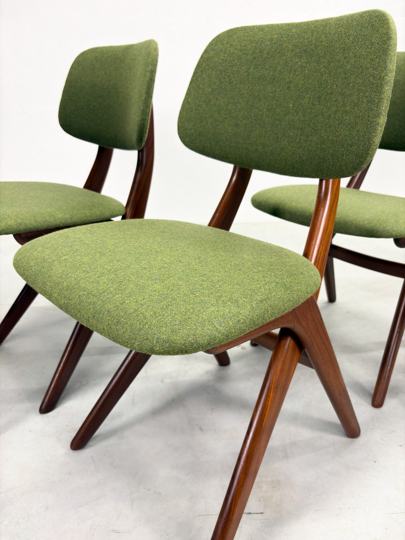 Set 'Scissor' Eetkamerstoelen van Louis van Teeffelen (5).jpeg