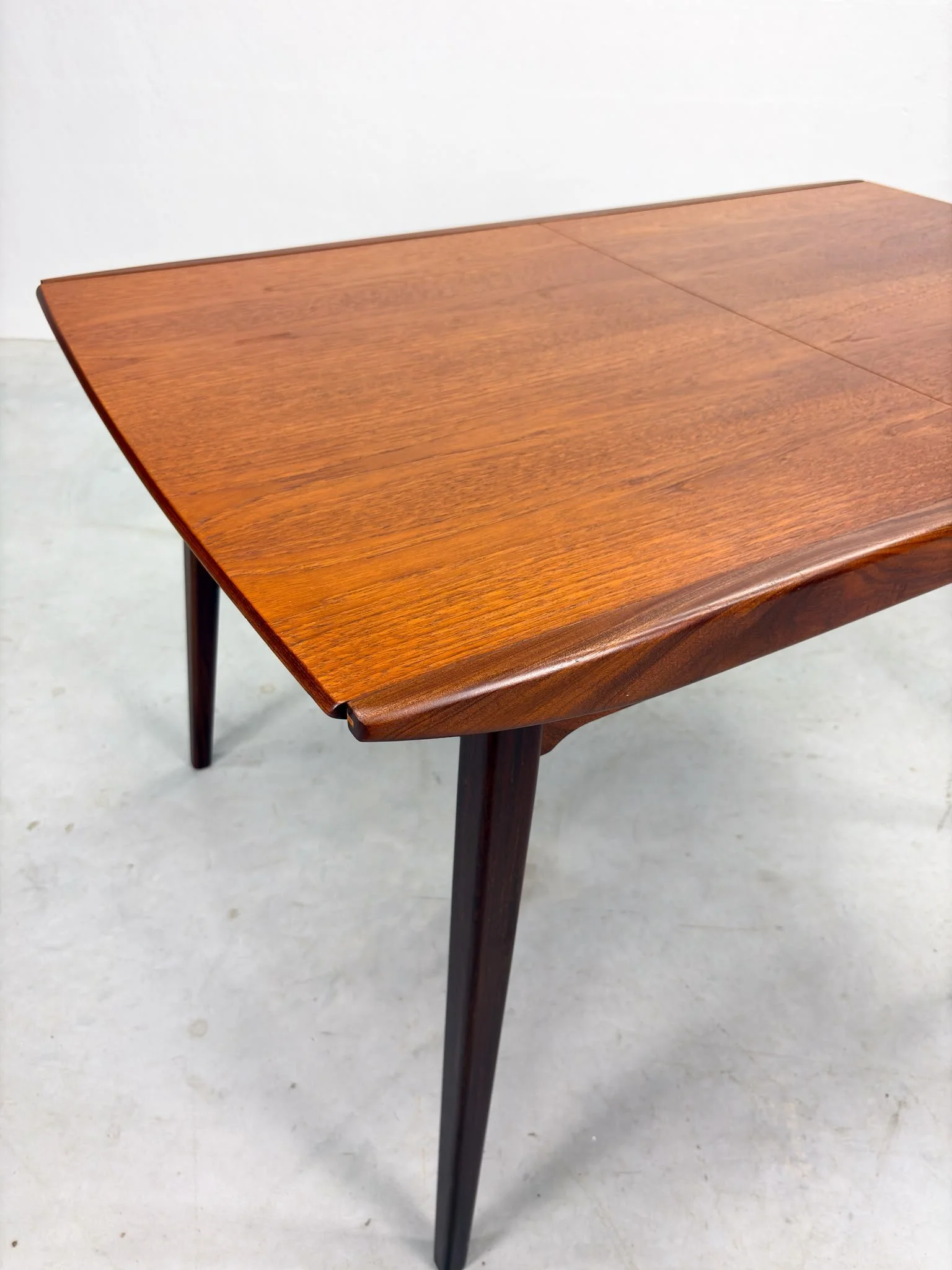 'Milaan' Eettafel van Louis van Teeffelen (16).jpeg