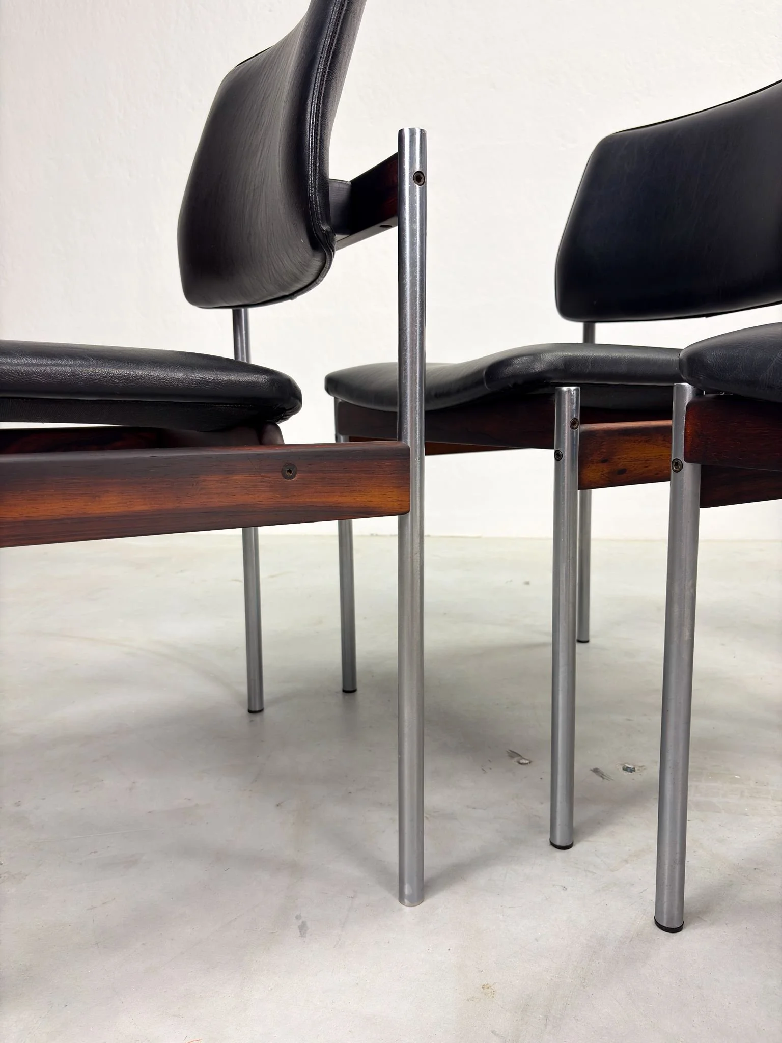 Set Mid-century Eetkamerstoelen van Thereca (2).jpeg