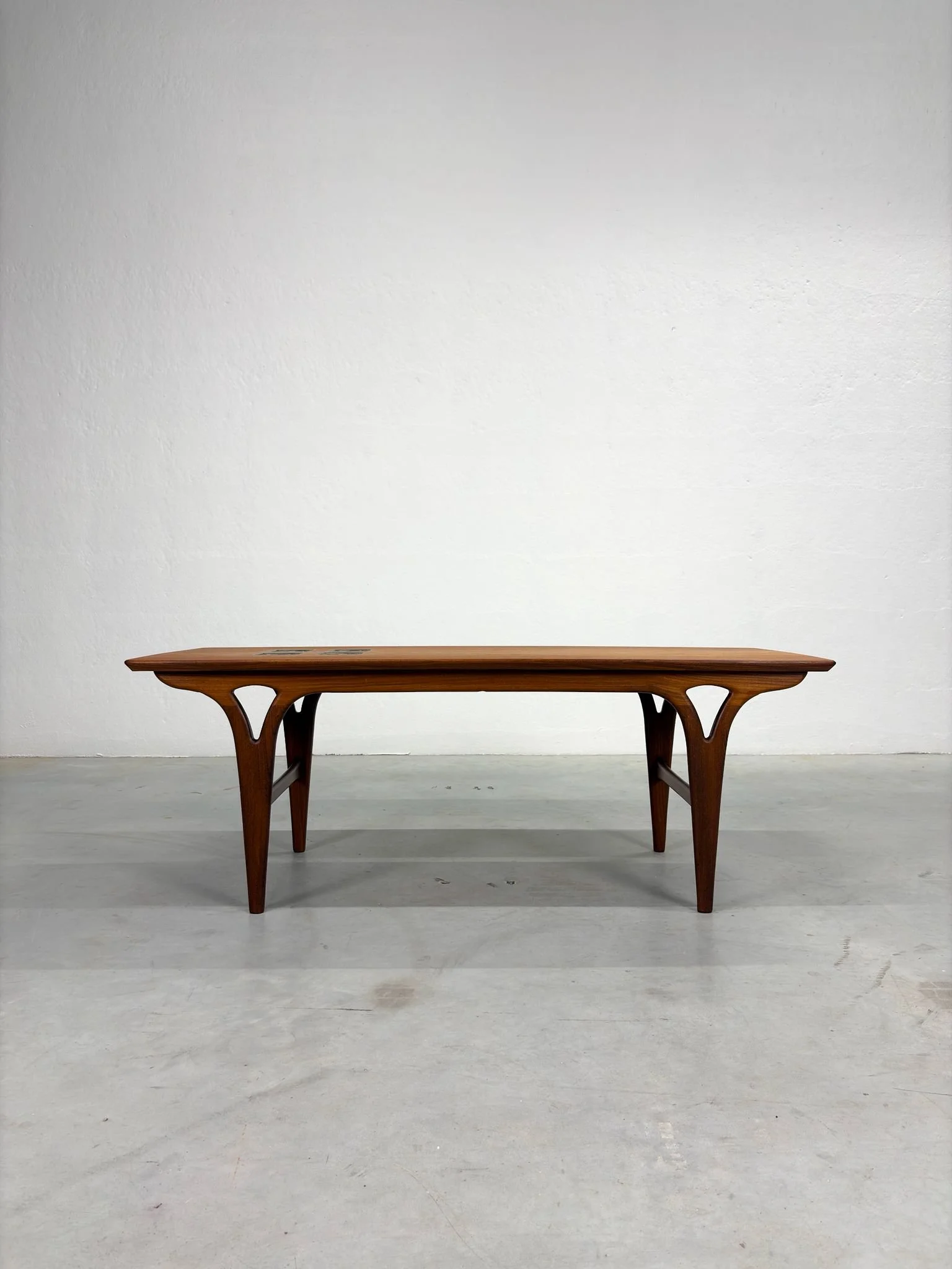 Salontafel Nr. 42 van Louis van Teeffelen voor Wébé (9).jpeg