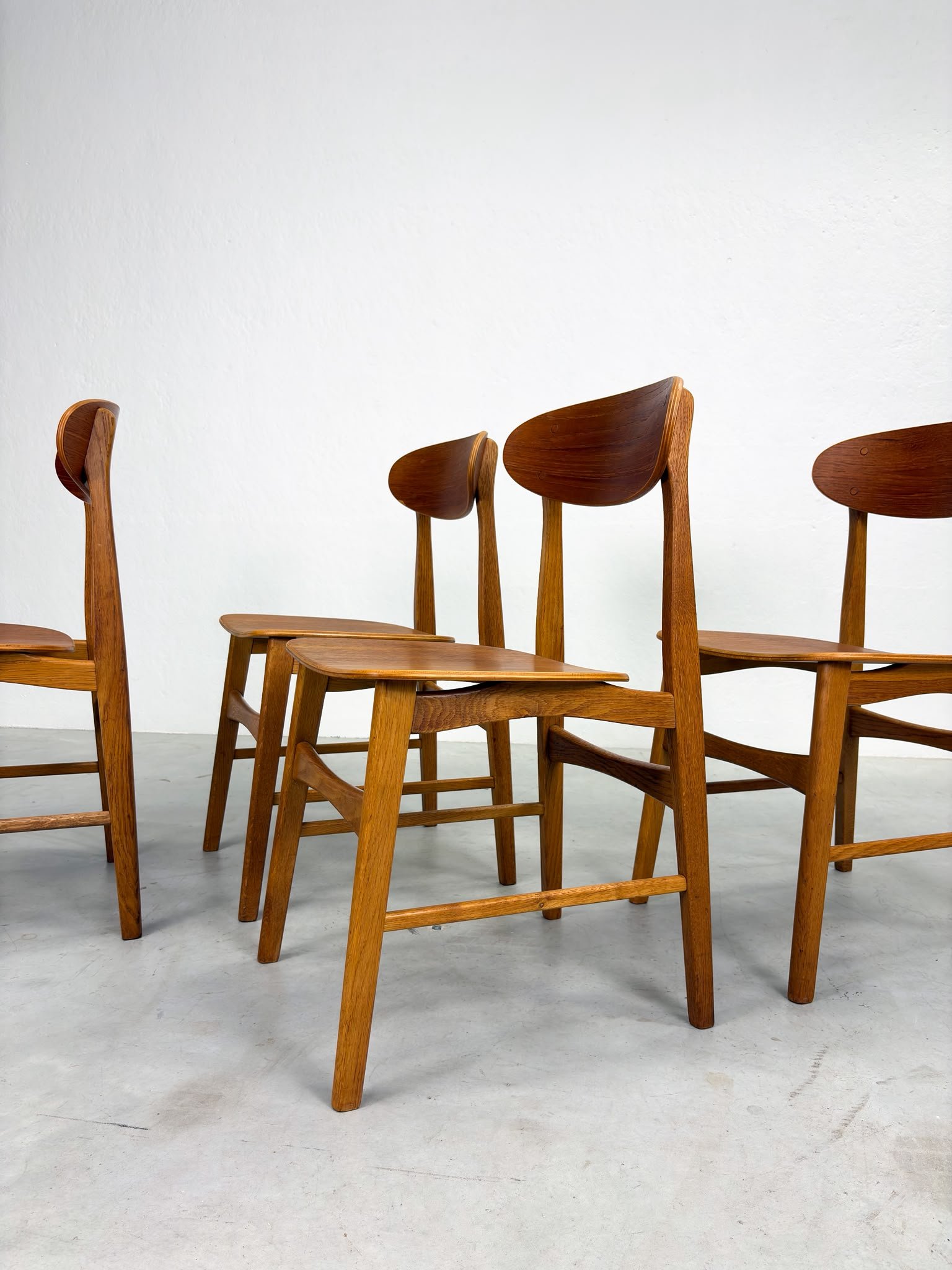 Set Mid-century Eetkamerstoelen van Eiken en Teak (3).jpeg