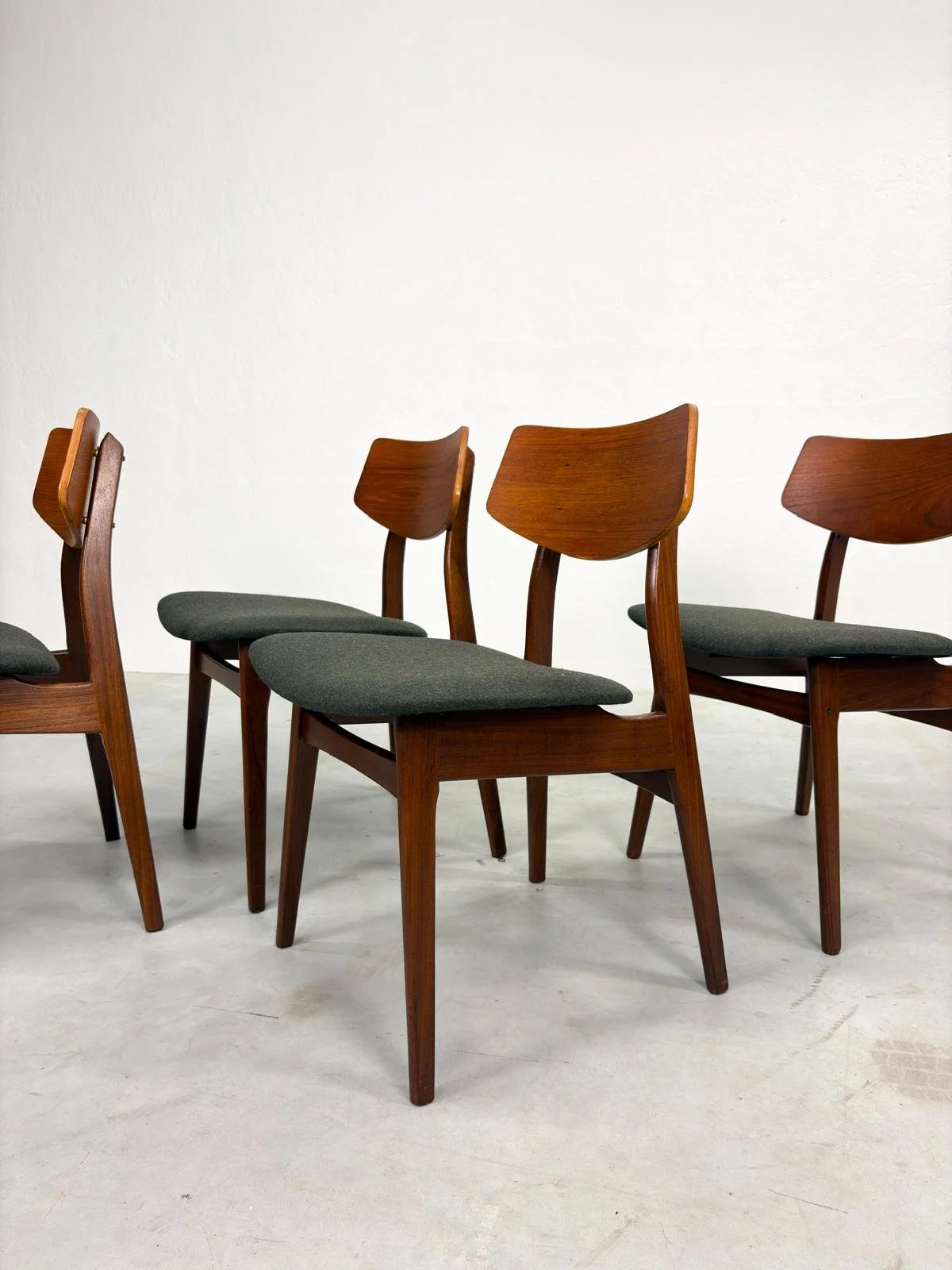 Set Mid-Century Eetkamerstoelen van Teakhout (19).jpeg