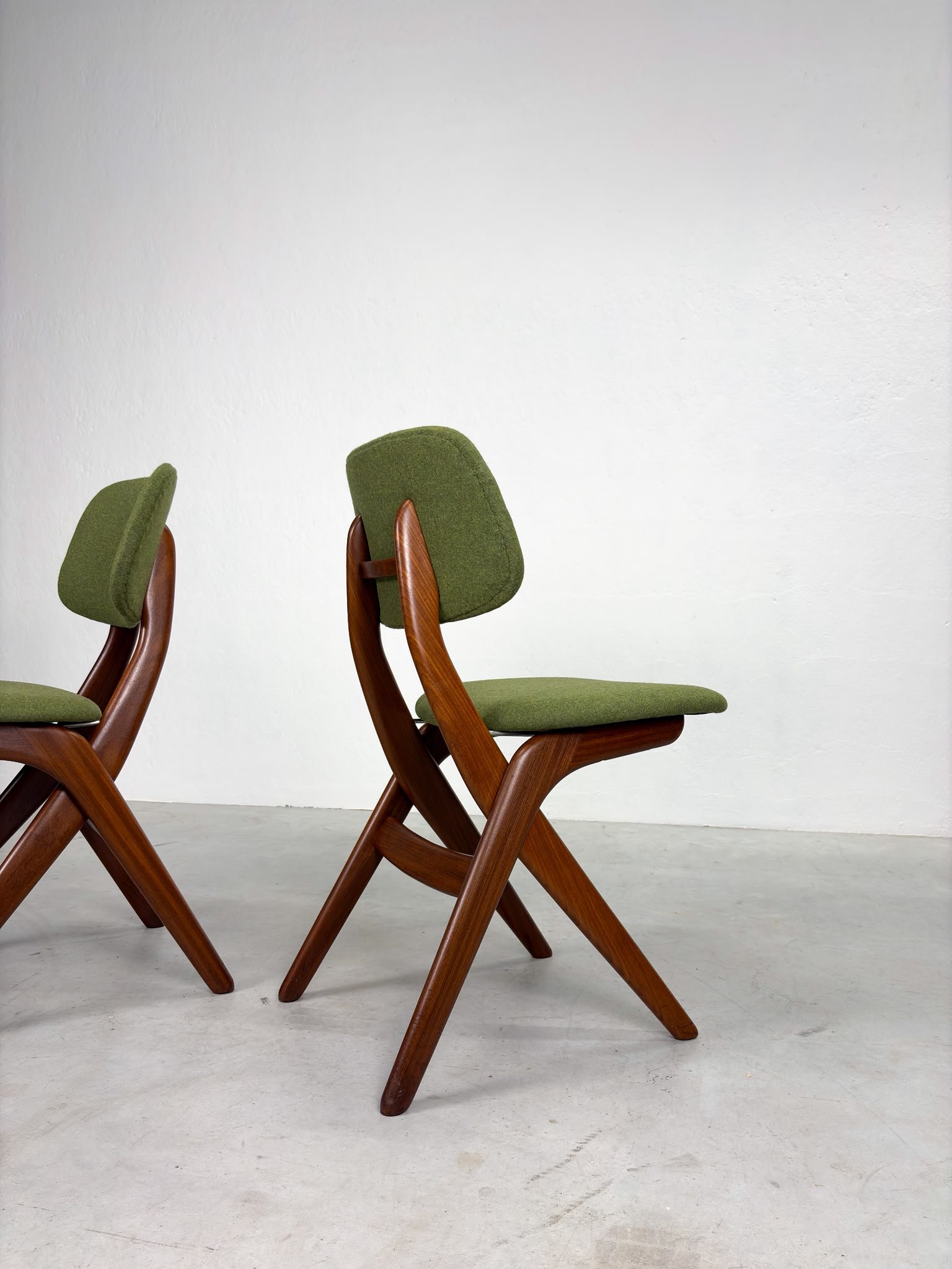 Set 'Scissor' Eetkamerstoelen van Louis van Teeffelen (6).jpeg