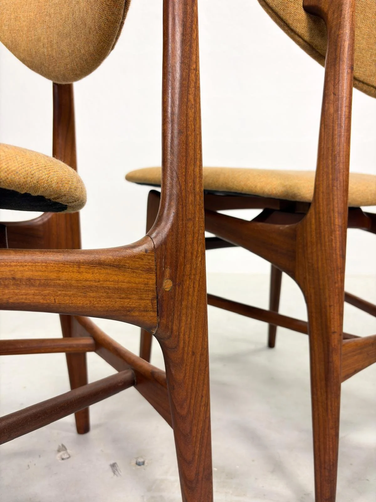 Set 'Hamar' Eetkamerstoelen van Louis van Teeffelen (17).jpeg