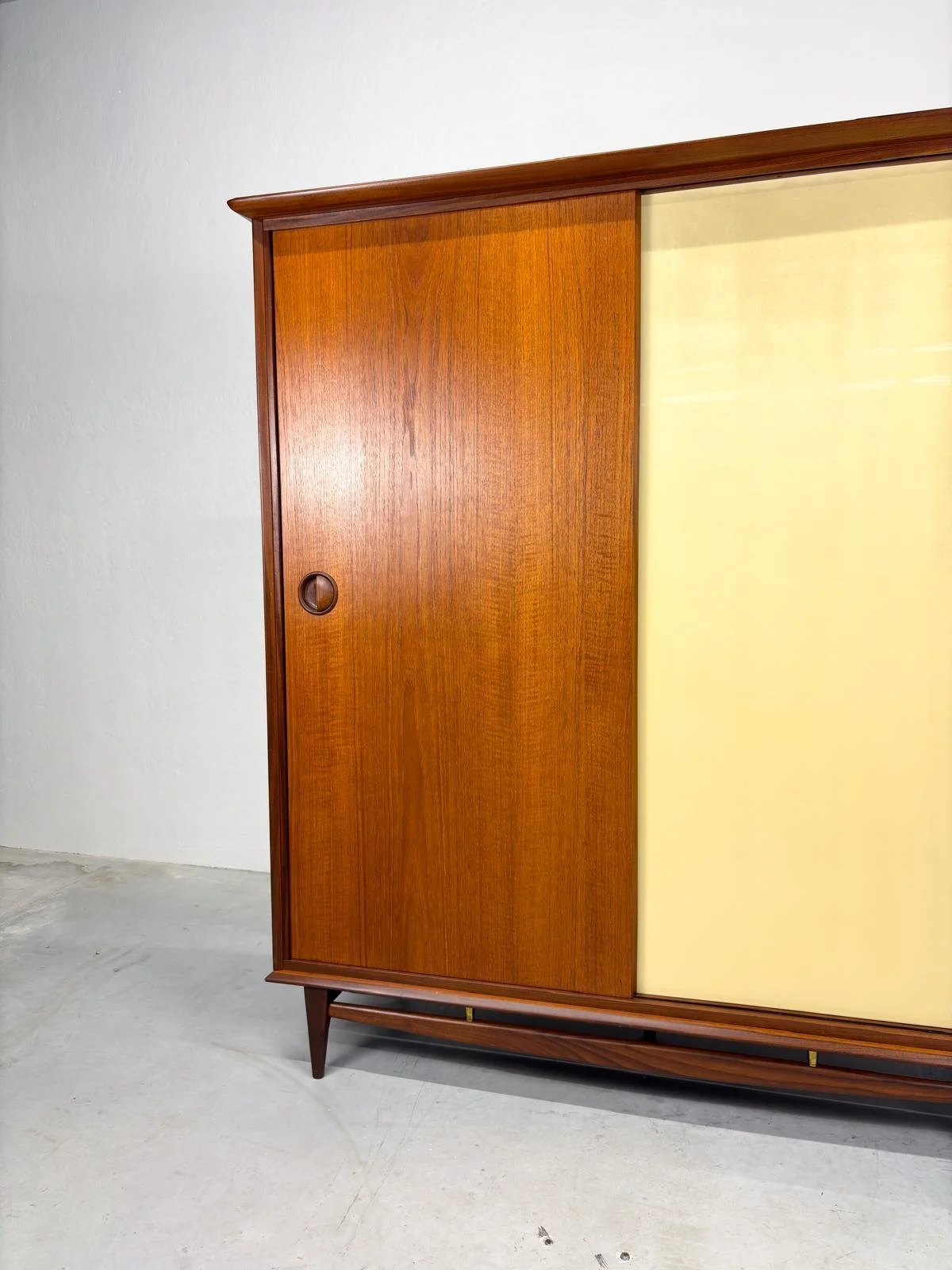 Kledingkast van Louis van Teeffelen voor Wébé (3).jpeg