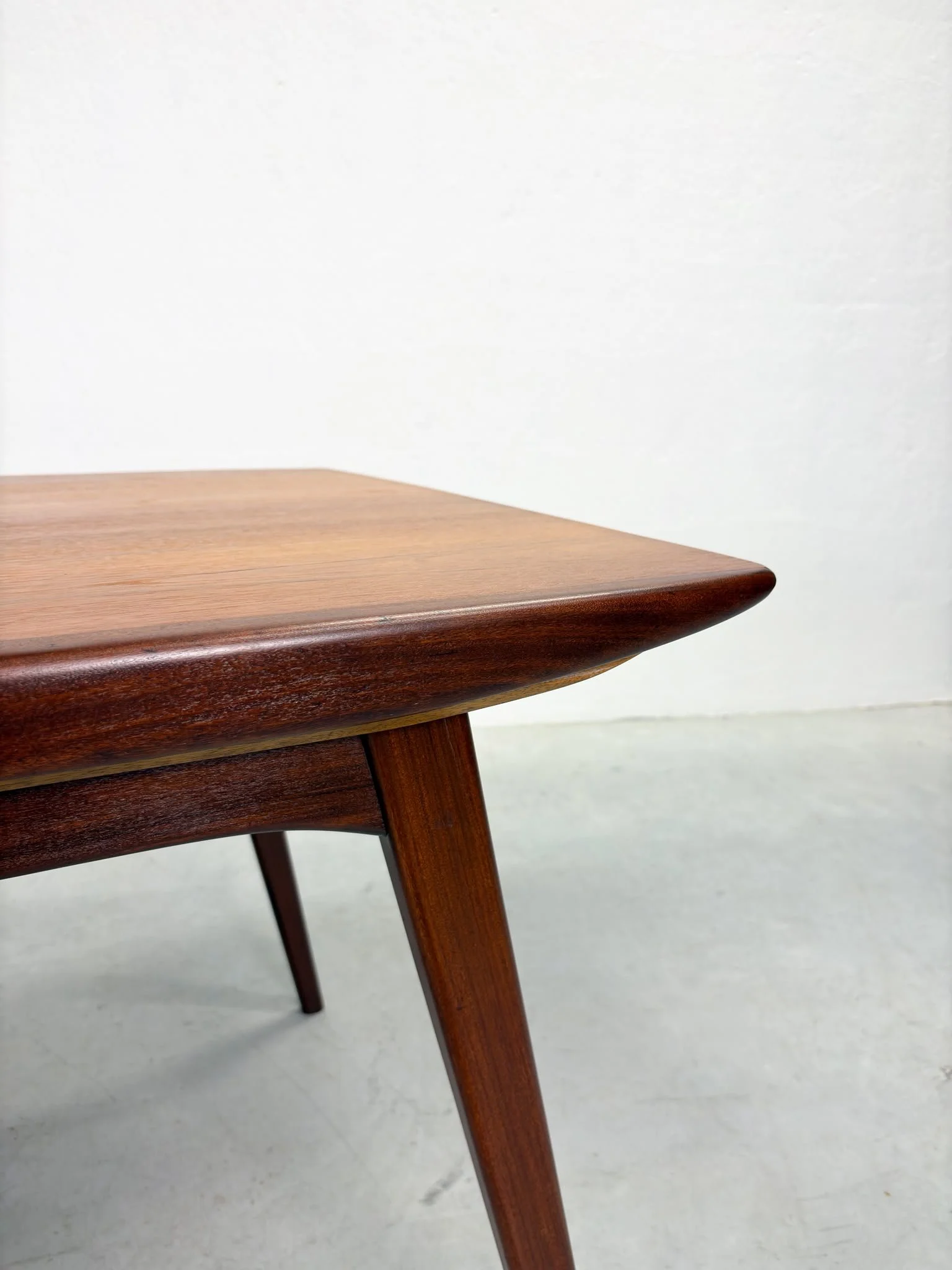 'Milaan' Eetkamertafel van Louis van Teeffelen voor Wébé (11).jpeg