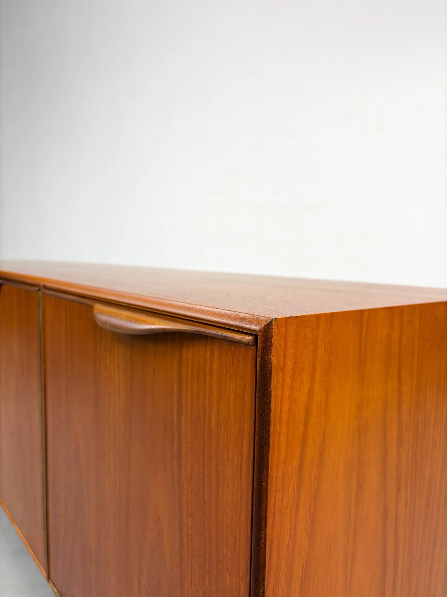 'Dunvegan' Sideboard van Tom Robertson voor McIntosh (10).jpeg