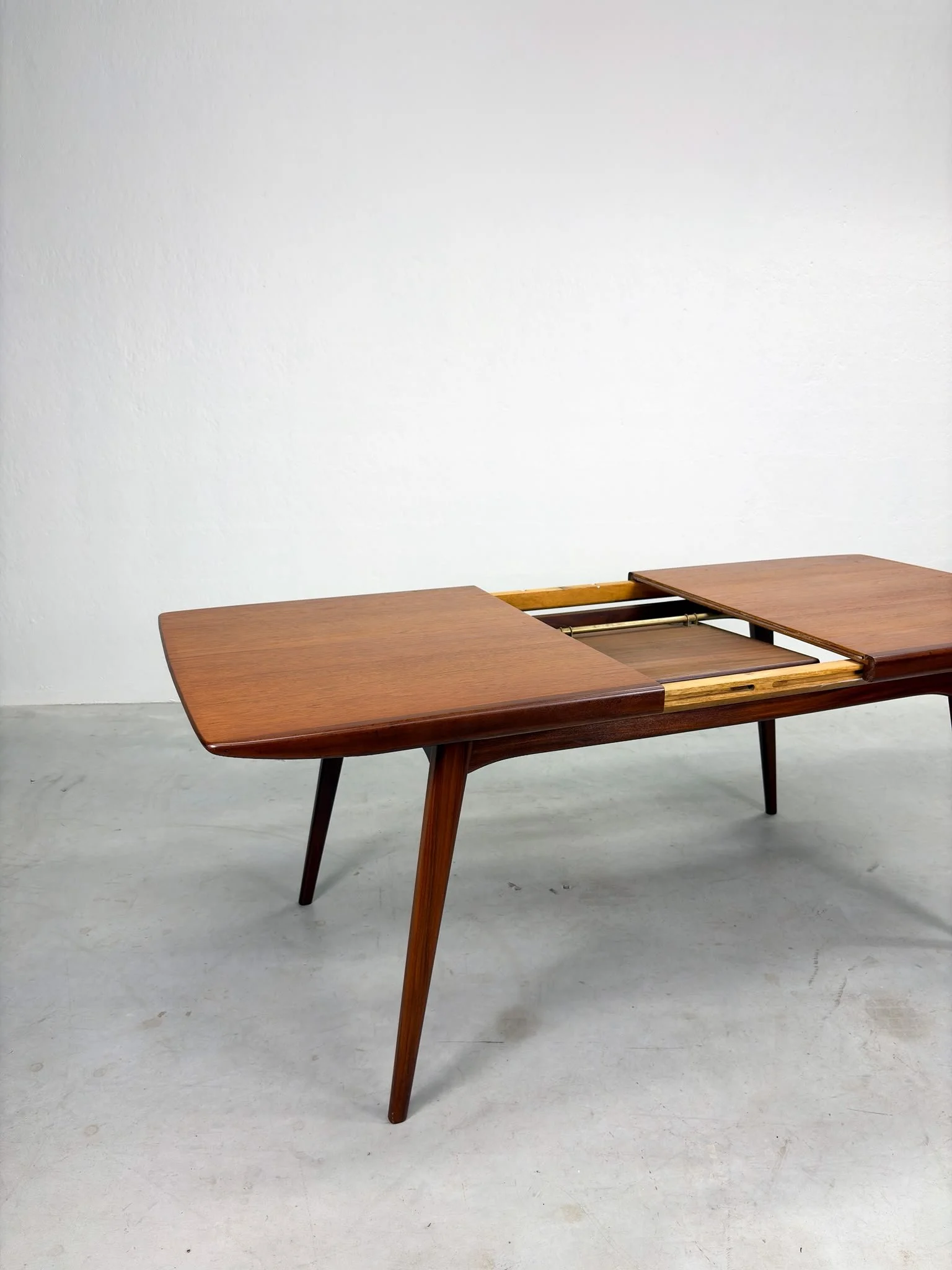 'Milaan' Eetkamertafel van Louis van Teeffelen voor Wébé (5).jpeg