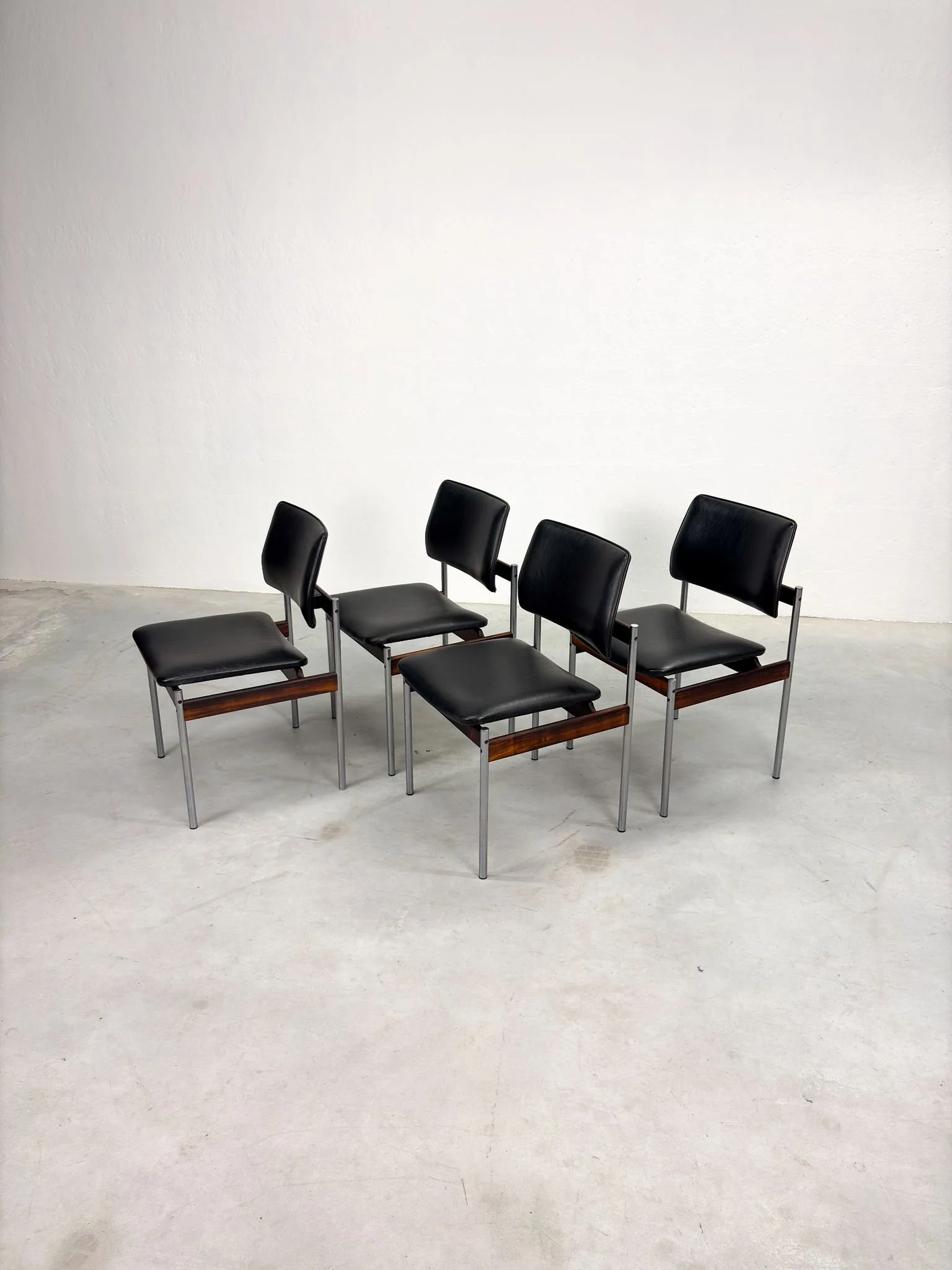 Set Mid-century Eetkamerstoelen van Thereca (19).jpeg