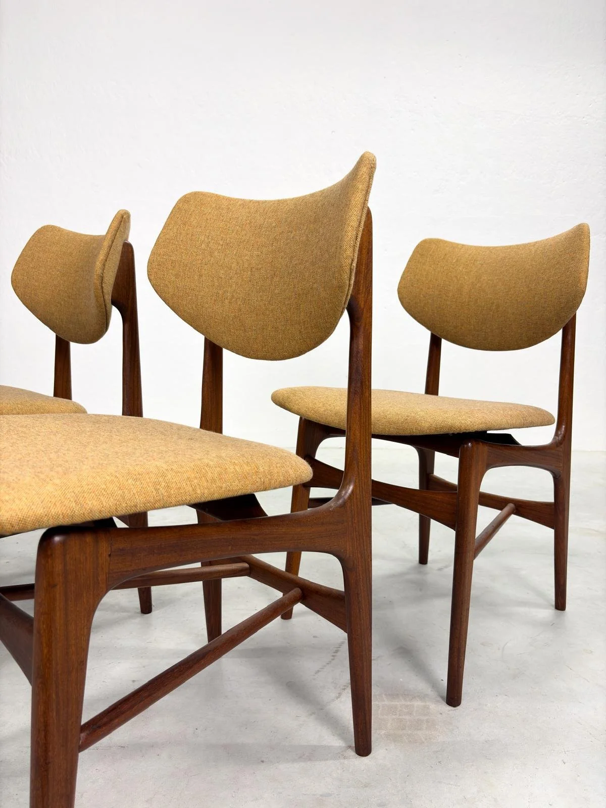 Set 'Hamar' Eetkamerstoelen van Louis van Teeffelen (5).jpeg