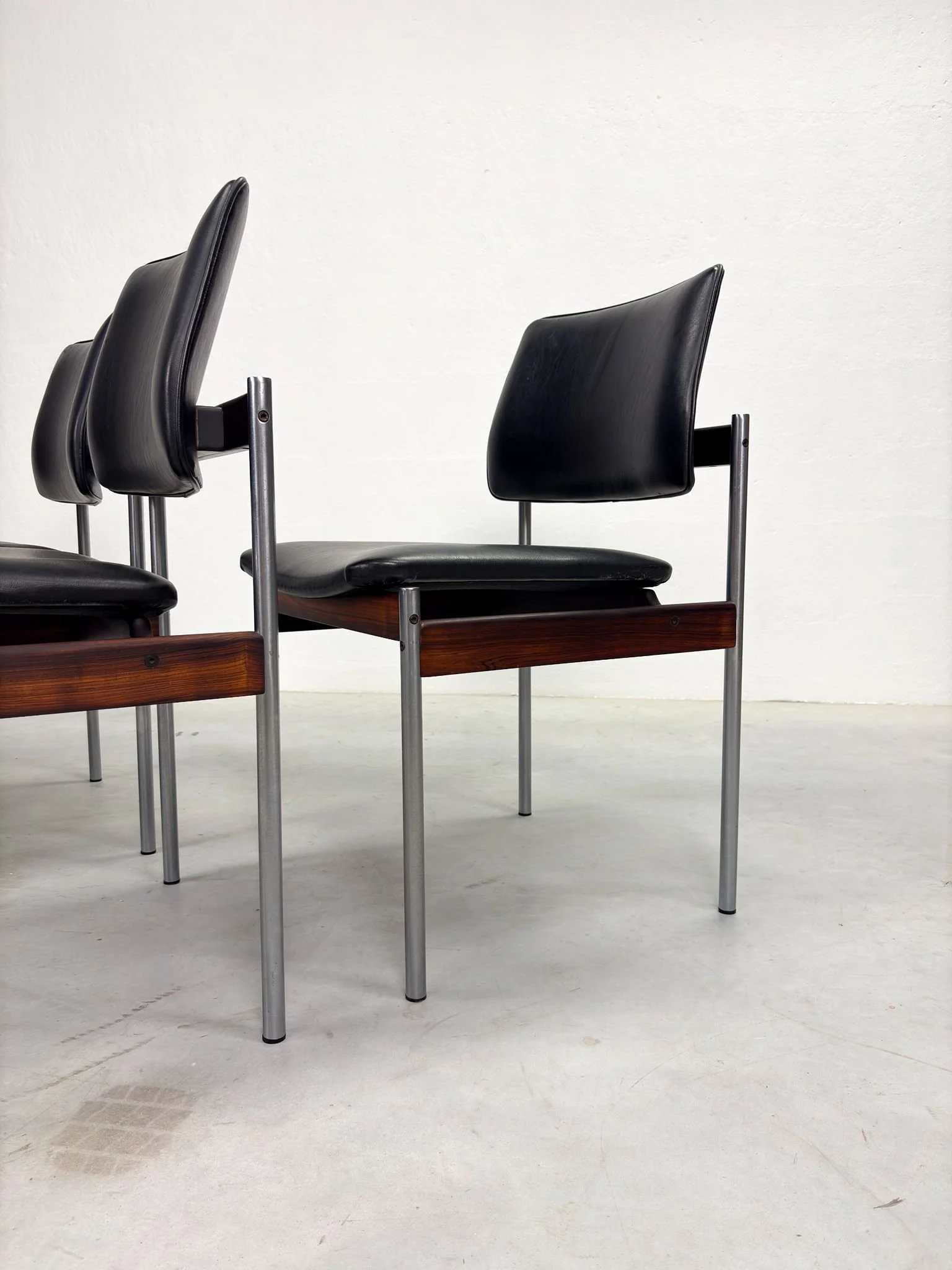 Set Mid-century Eetkamerstoelen van Thereca (1).jpeg