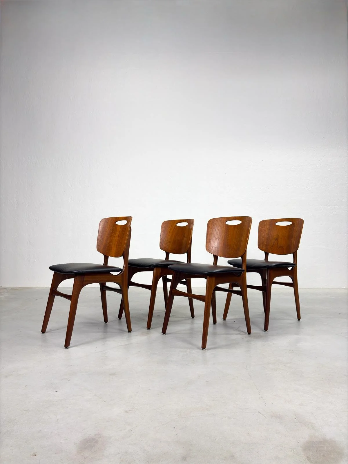 Set Mid-century Eetkamerstoelen in Deens Design (37).jpeg