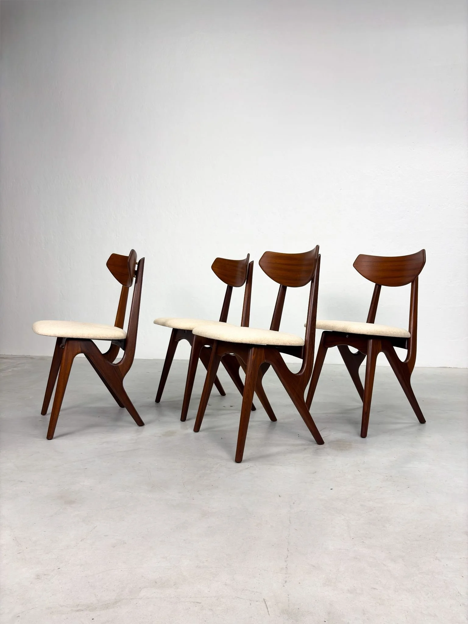 Set Mid-Century Eetkamerstoelen van AwA (7).jpeg