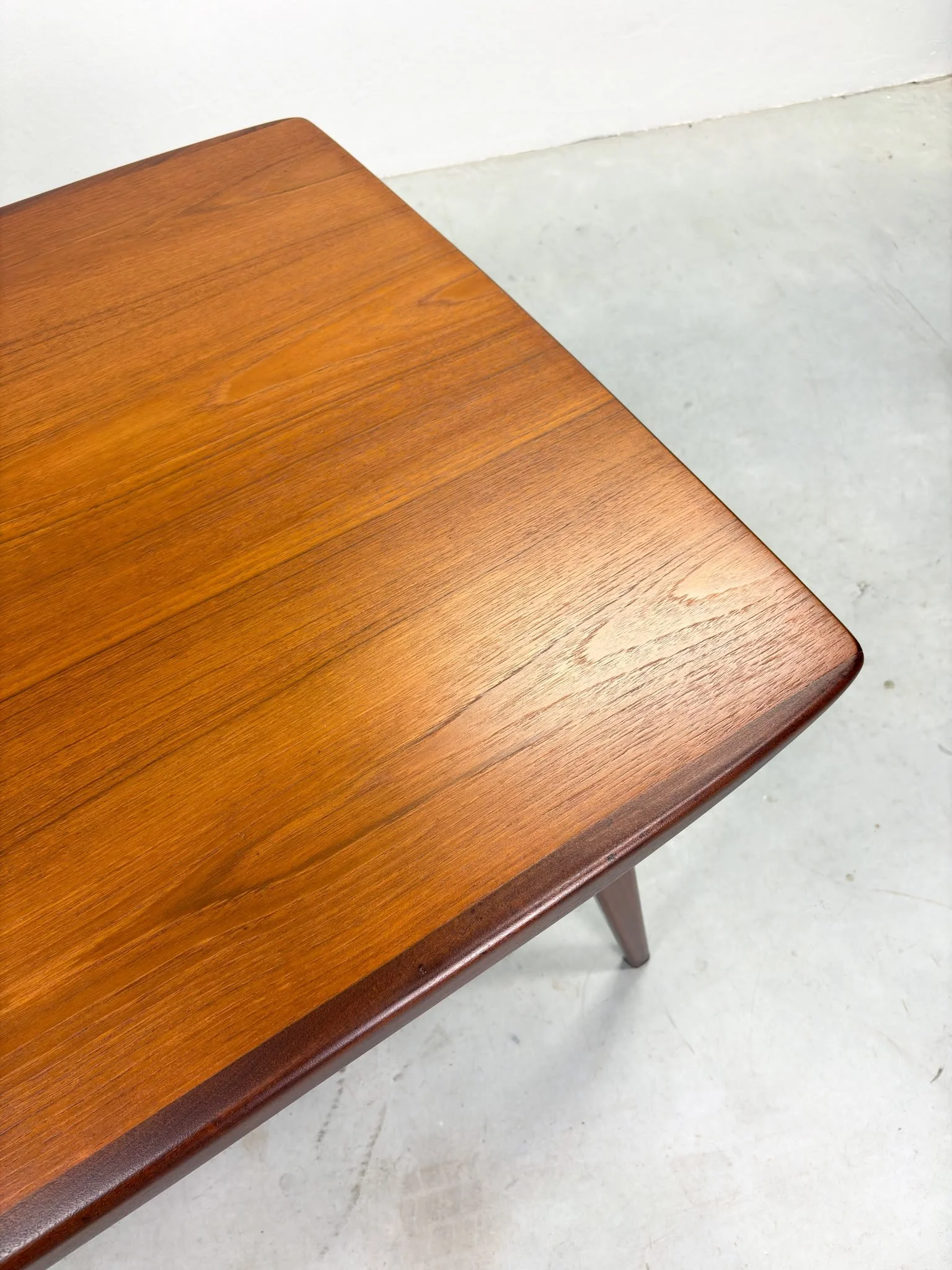 'Milaan' Eetkamertafel van Louis van Teeffelen voor Wébé (1).jpeg