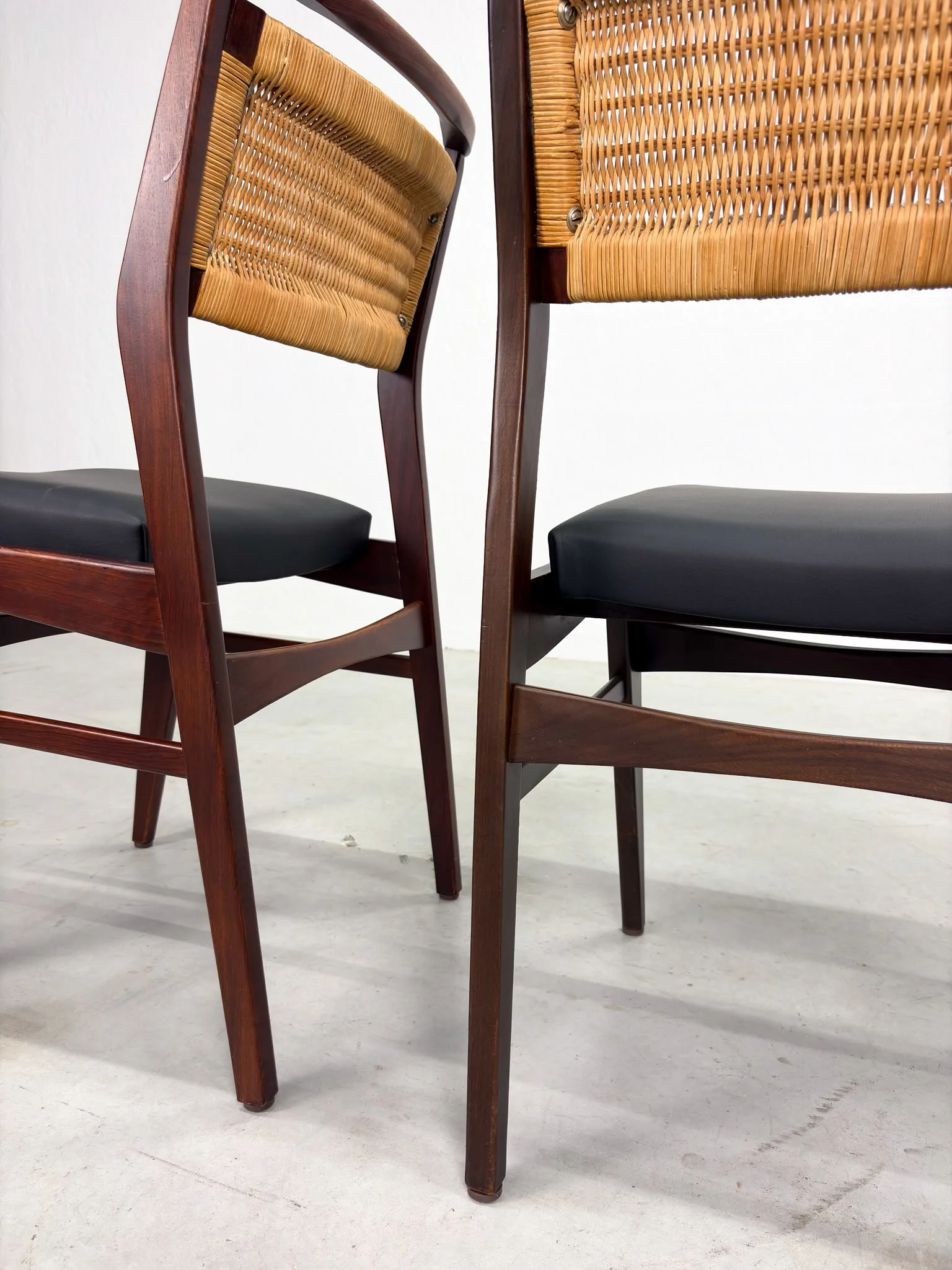 Mid-century Eetkamerstoelen met Rieten Rugleuning (17).jpeg
