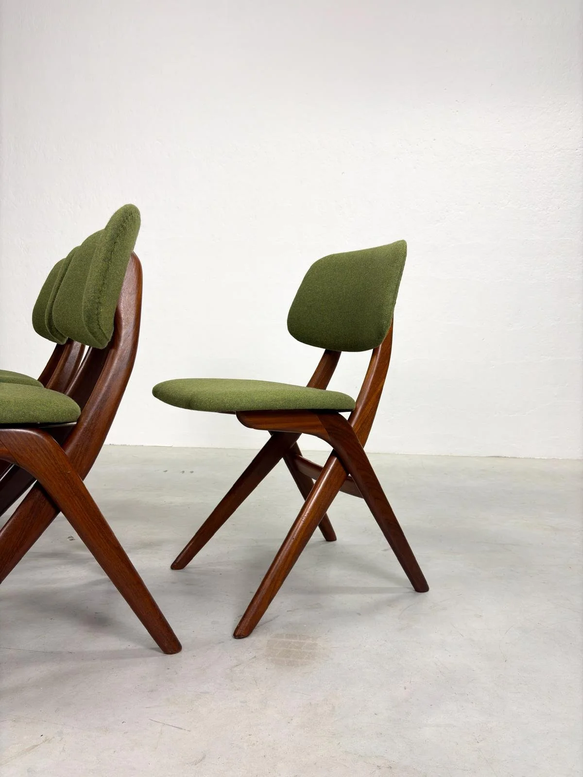 Set 'Scissor' Eetkamerstoelen van Louis van Teeffelen (16).jpeg