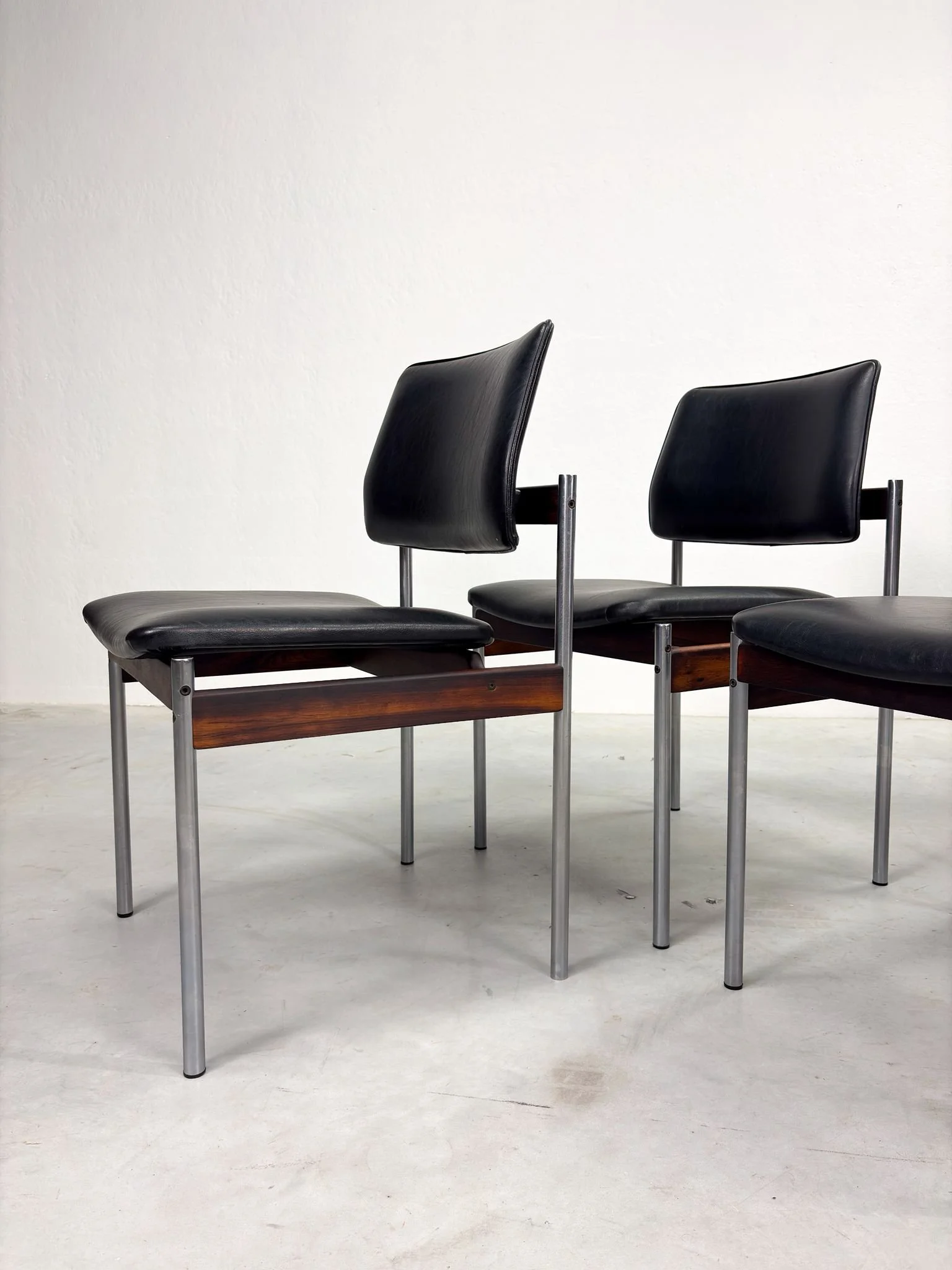 Set Mid-century Eetkamerstoelen van Thereca (20).jpeg