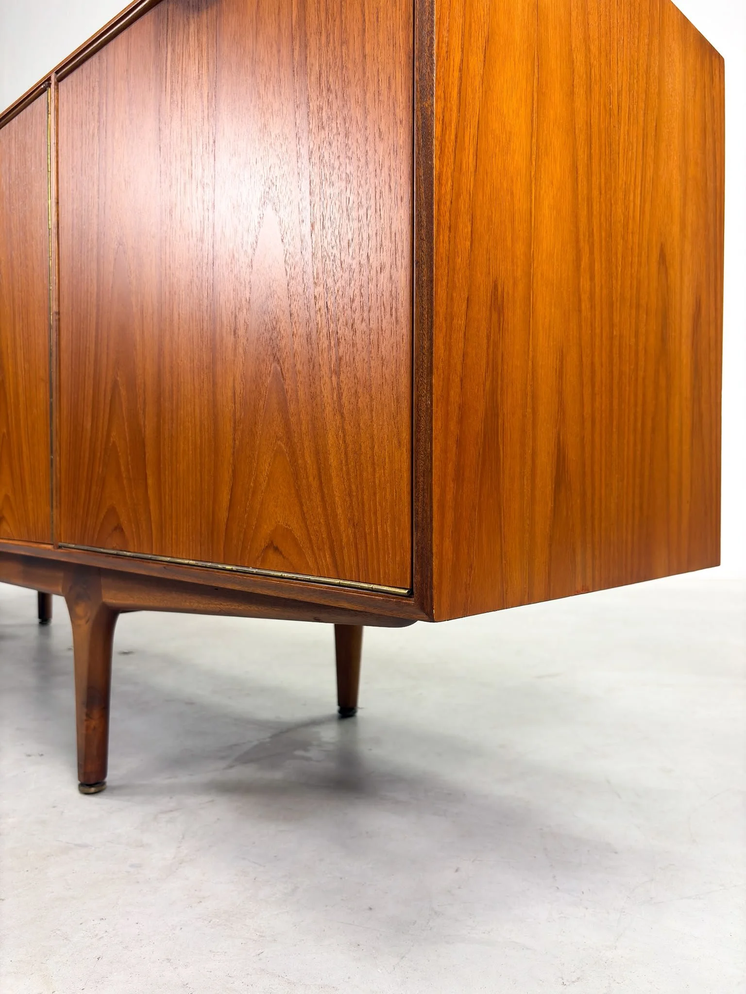 'Dunvegan' Sideboard van Tom Robertson voor McIntosh (9).jpeg