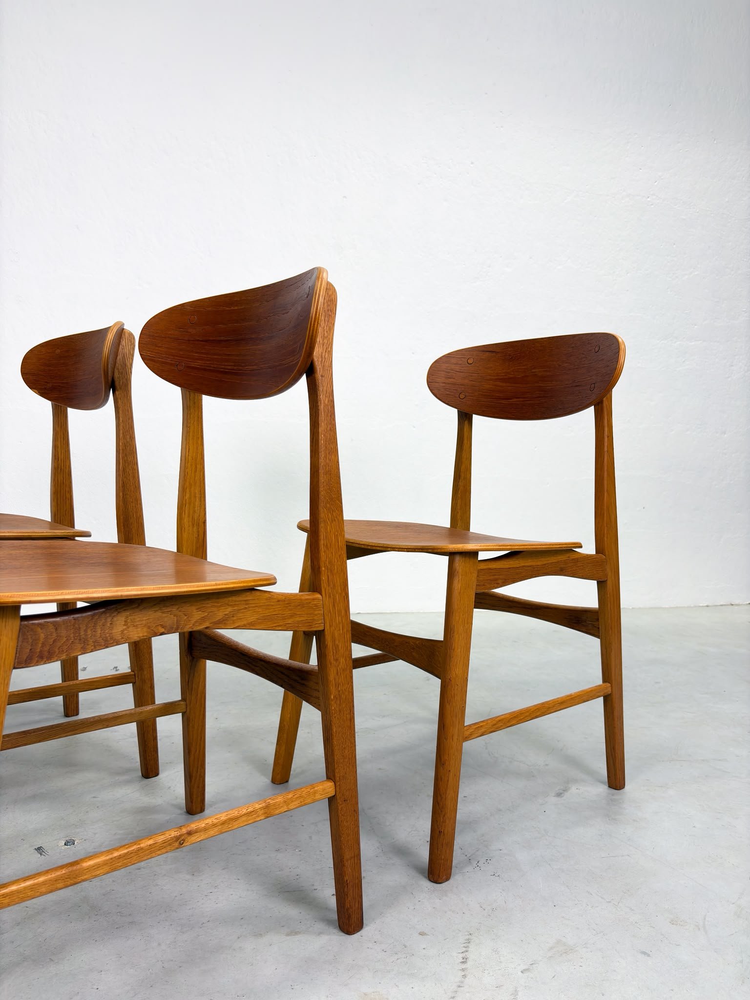 Set Mid-century Eetkamerstoelen van Eiken en Teak (14).jpeg