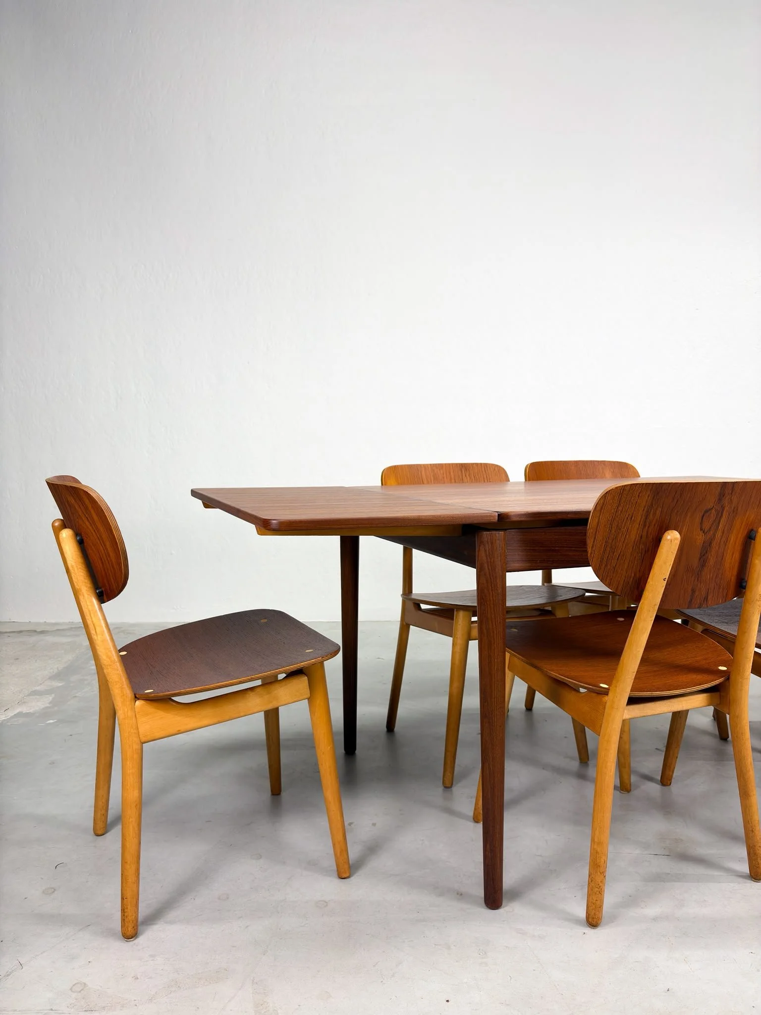 'TT23' Eetkamertafel van Cees Braakman voor Pastoe (5).jpeg