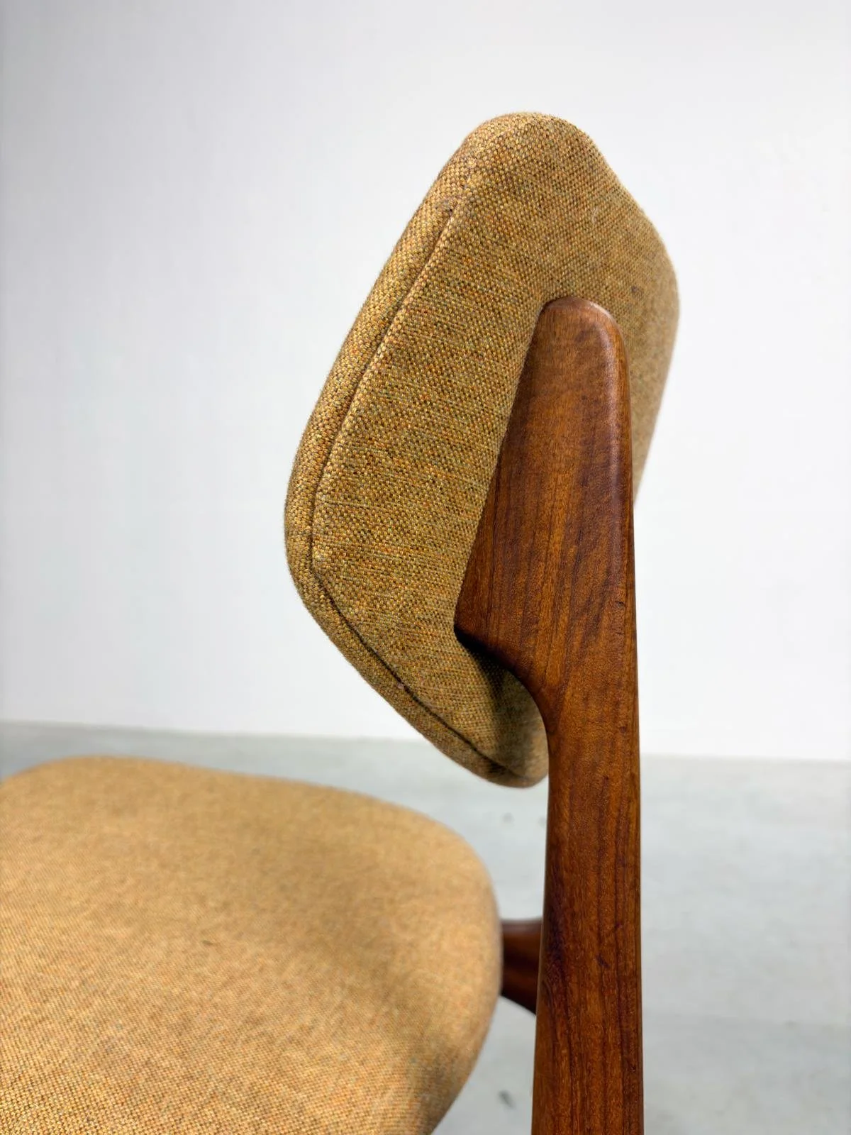 Set 'Hamar' Eetkamerstoelen van Louis van Teeffelen (8).jpeg