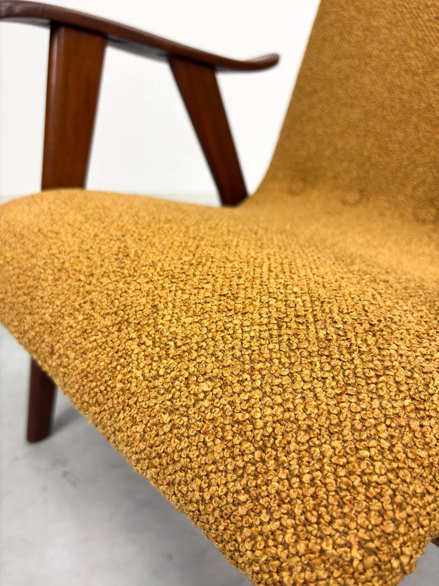 Okergele Fauteuil Louis van Teeffelen (8).jpeg