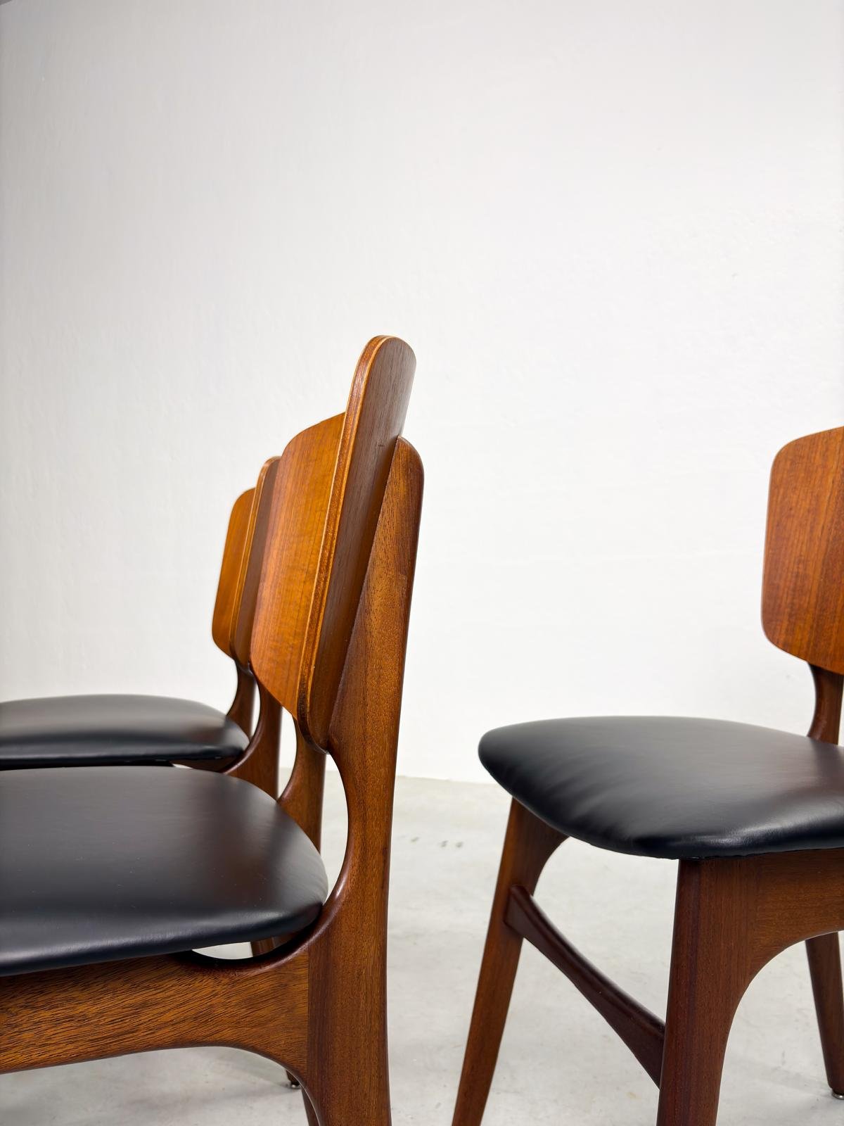 Set Mid-century Eetkamerstoelen in Deens Design (29).jpeg