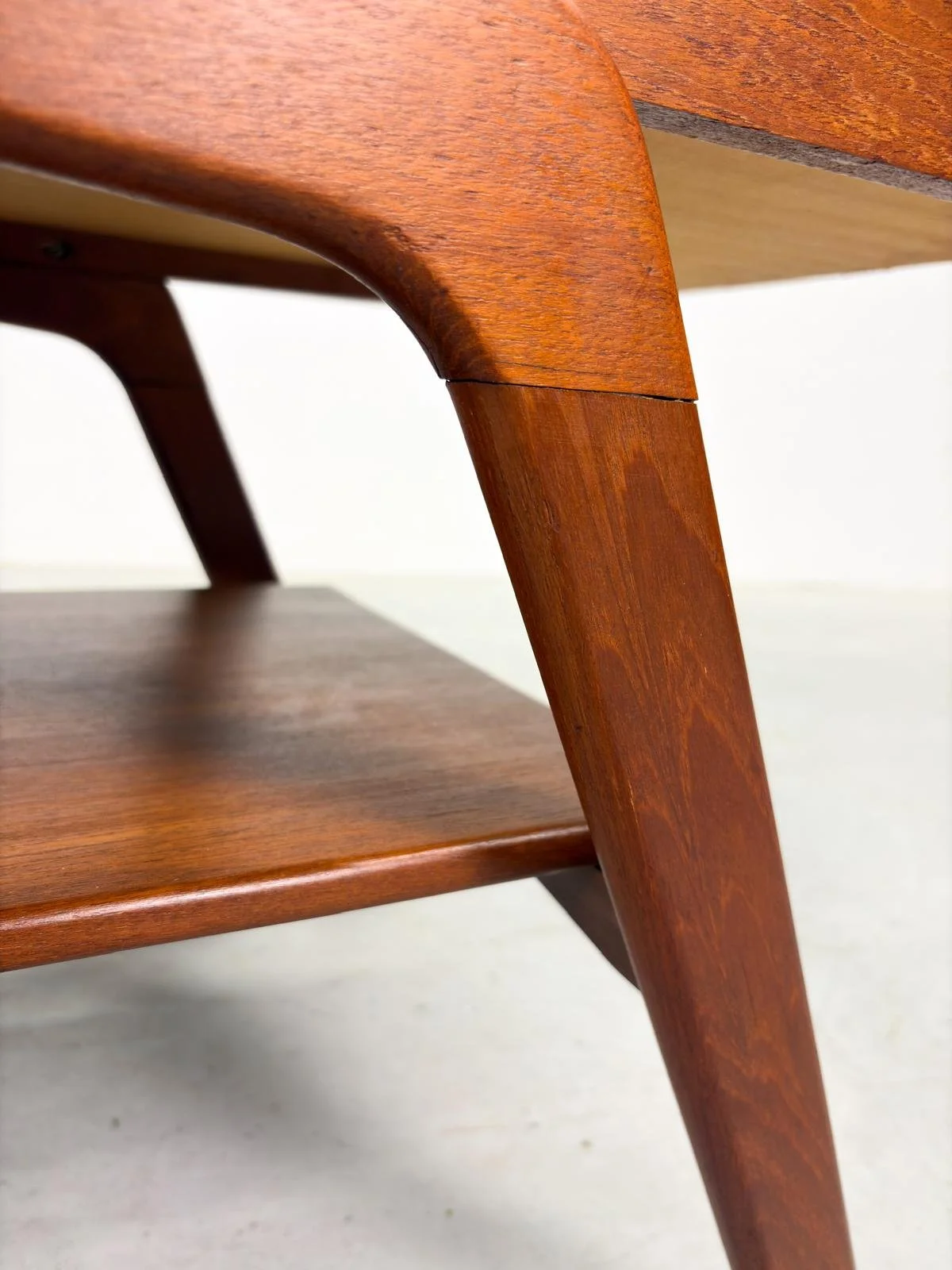 Mid-century Salontafel met Lectuurrek in Teak (10).jpeg