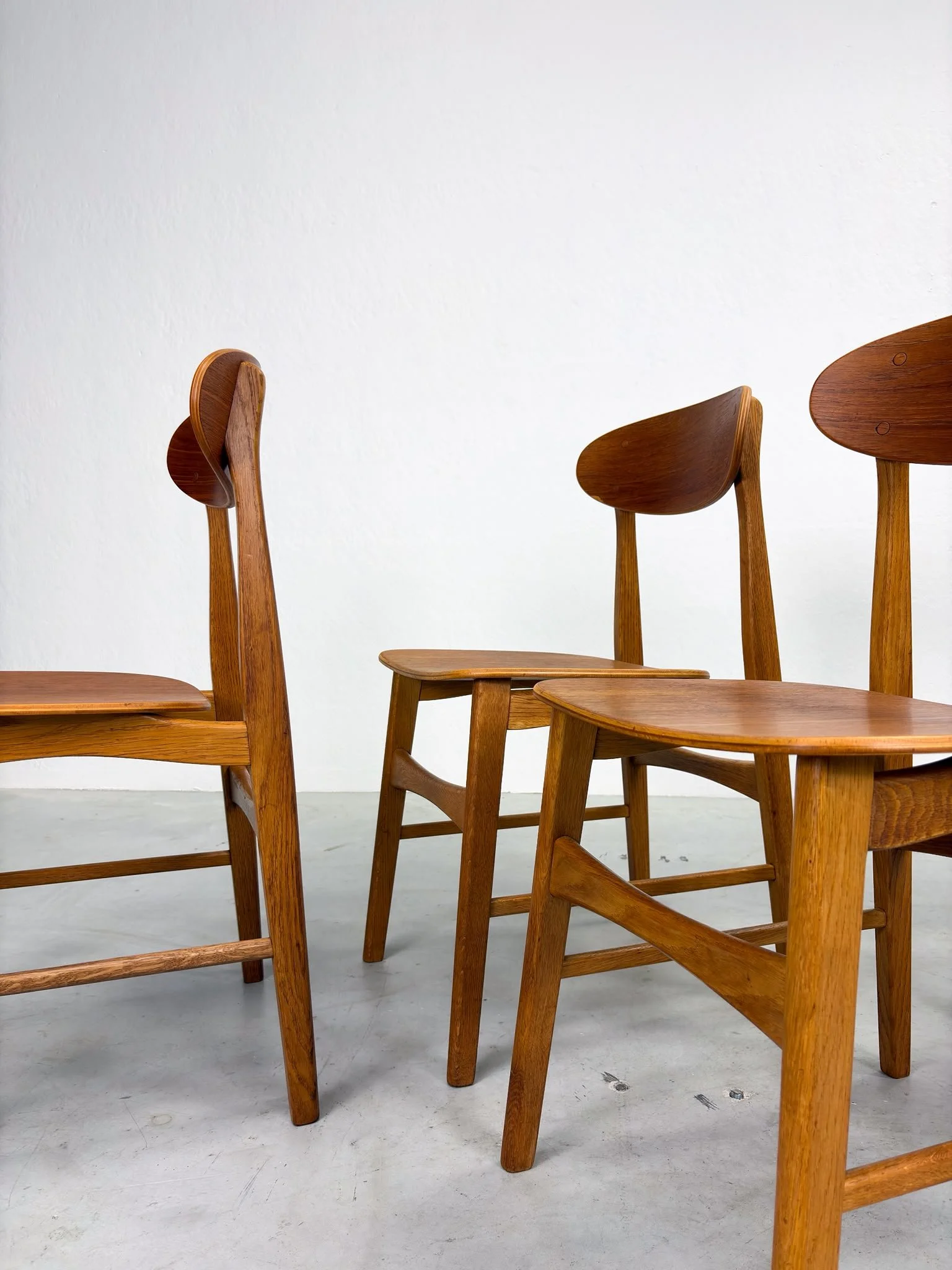 Set Mid-century Eetkamerstoelen van Eiken en Teak (15).jpeg