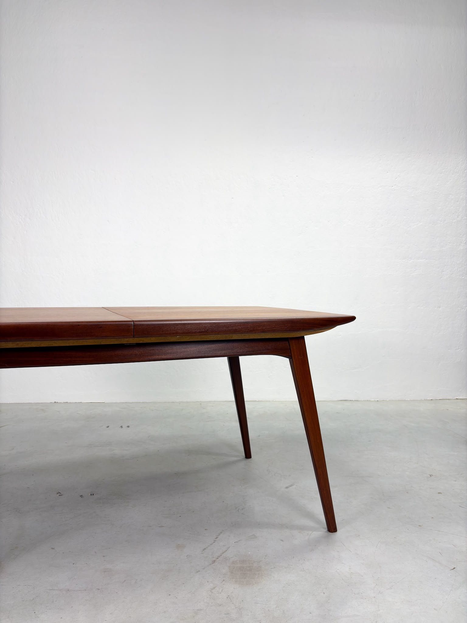'Milaan' Eetkamertafel van Louis van Teeffelen voor Wébé (16).jpeg