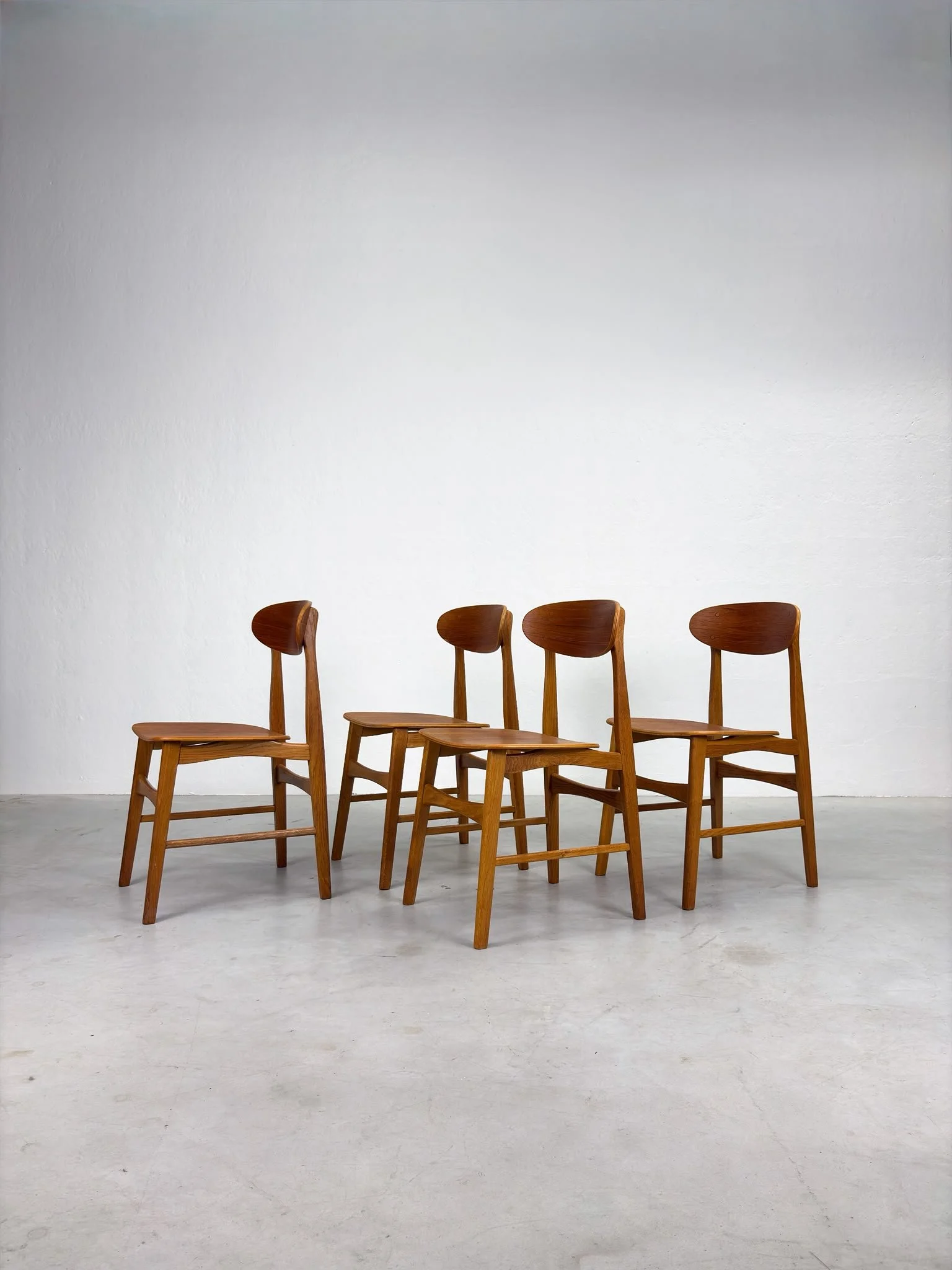 Set Mid-century Eetkamerstoelen van Eiken en Teak (1).jpeg
