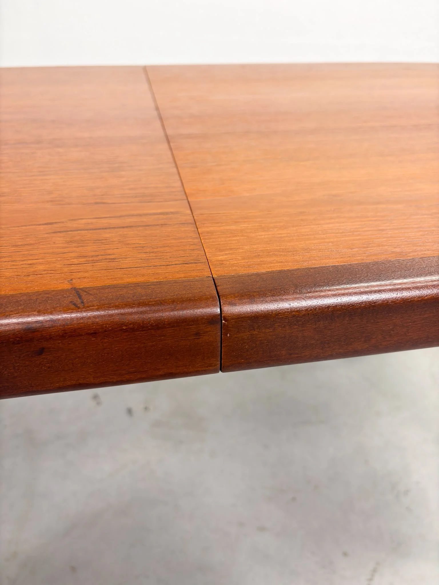 'Milaan' Eetkamertafel van Louis van Teeffelen voor Wébé (3).jpeg