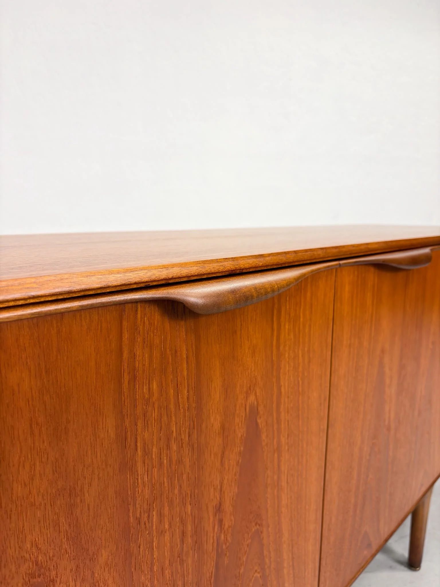 'Dunvegan' Sideboard van Tom Robertson voor McIntosh (13).jpeg