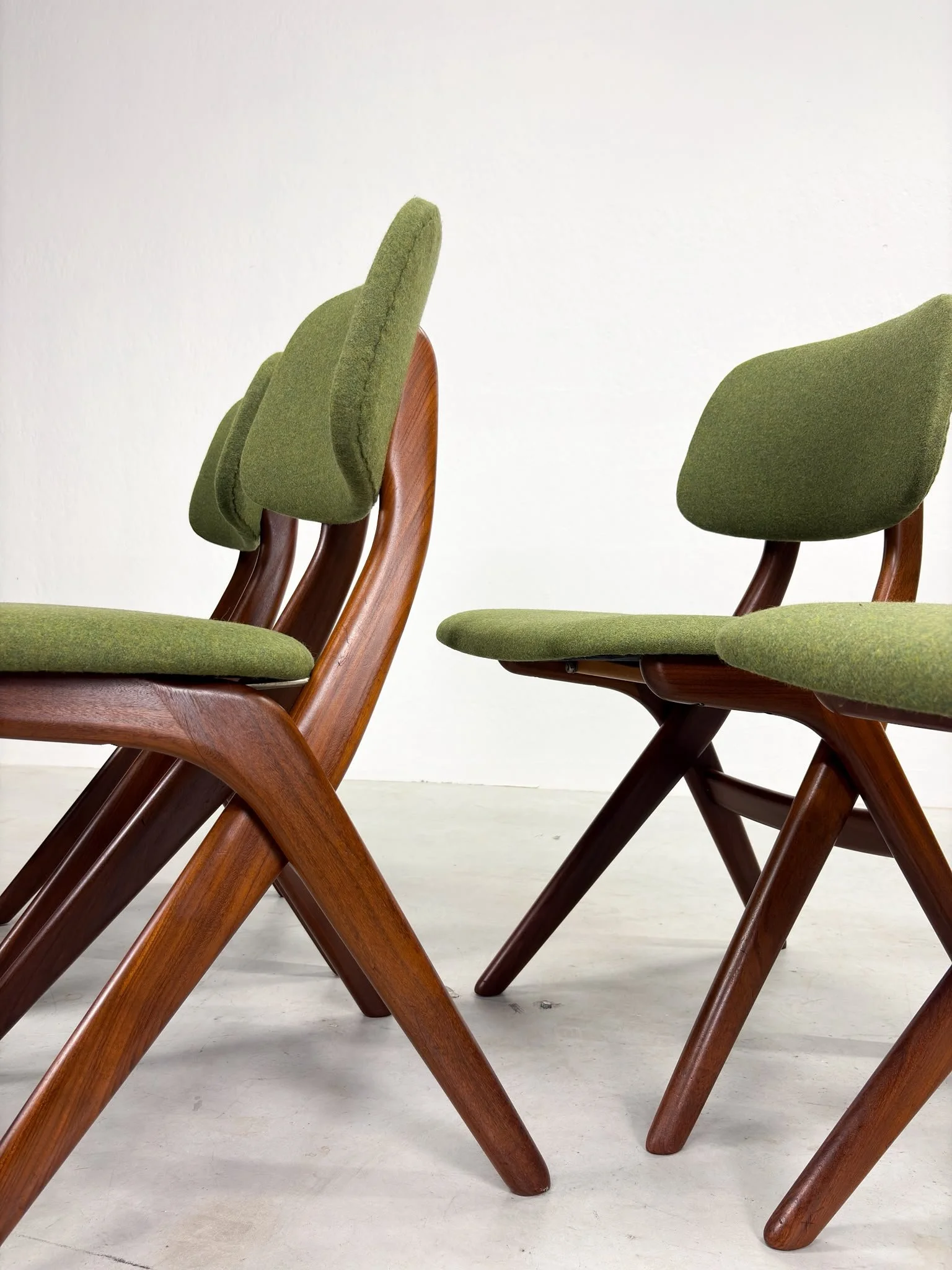 Set 'Scissor' Eetkamerstoelen van Louis van Teeffelen (9).jpeg