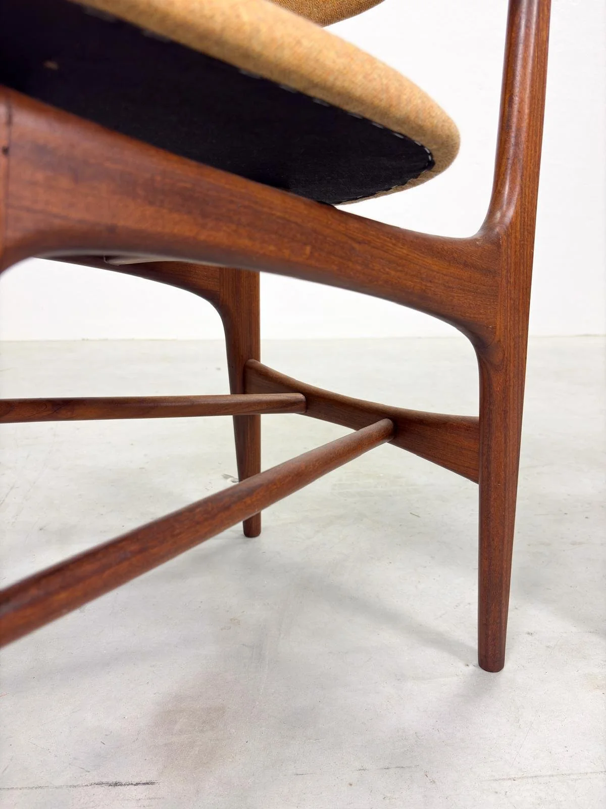 Set 'Hamar' Eetkamerstoelen van Louis van Teeffelen (13).jpeg