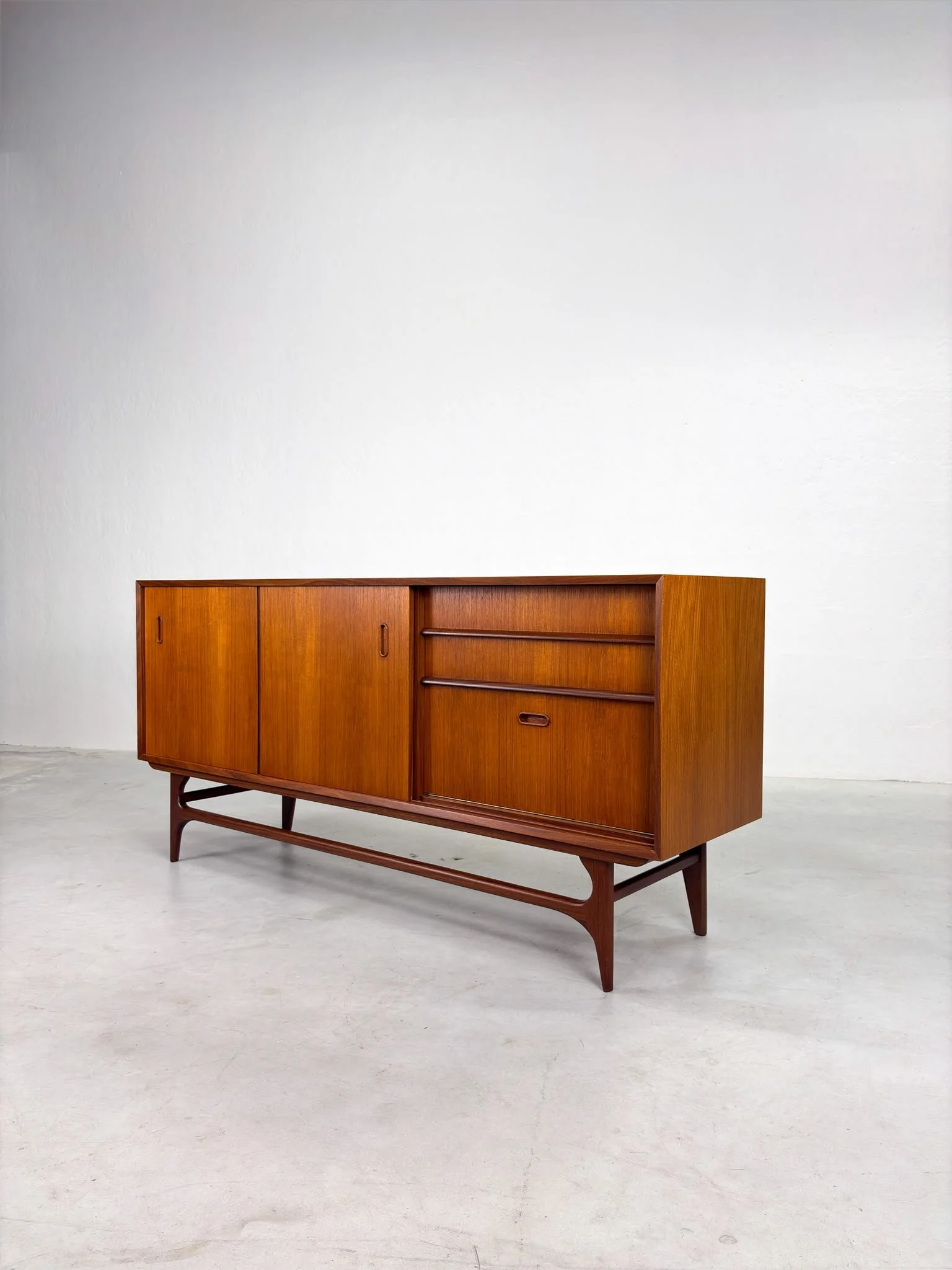 Mid-century Dressoir van Teakhout (1).jpeg